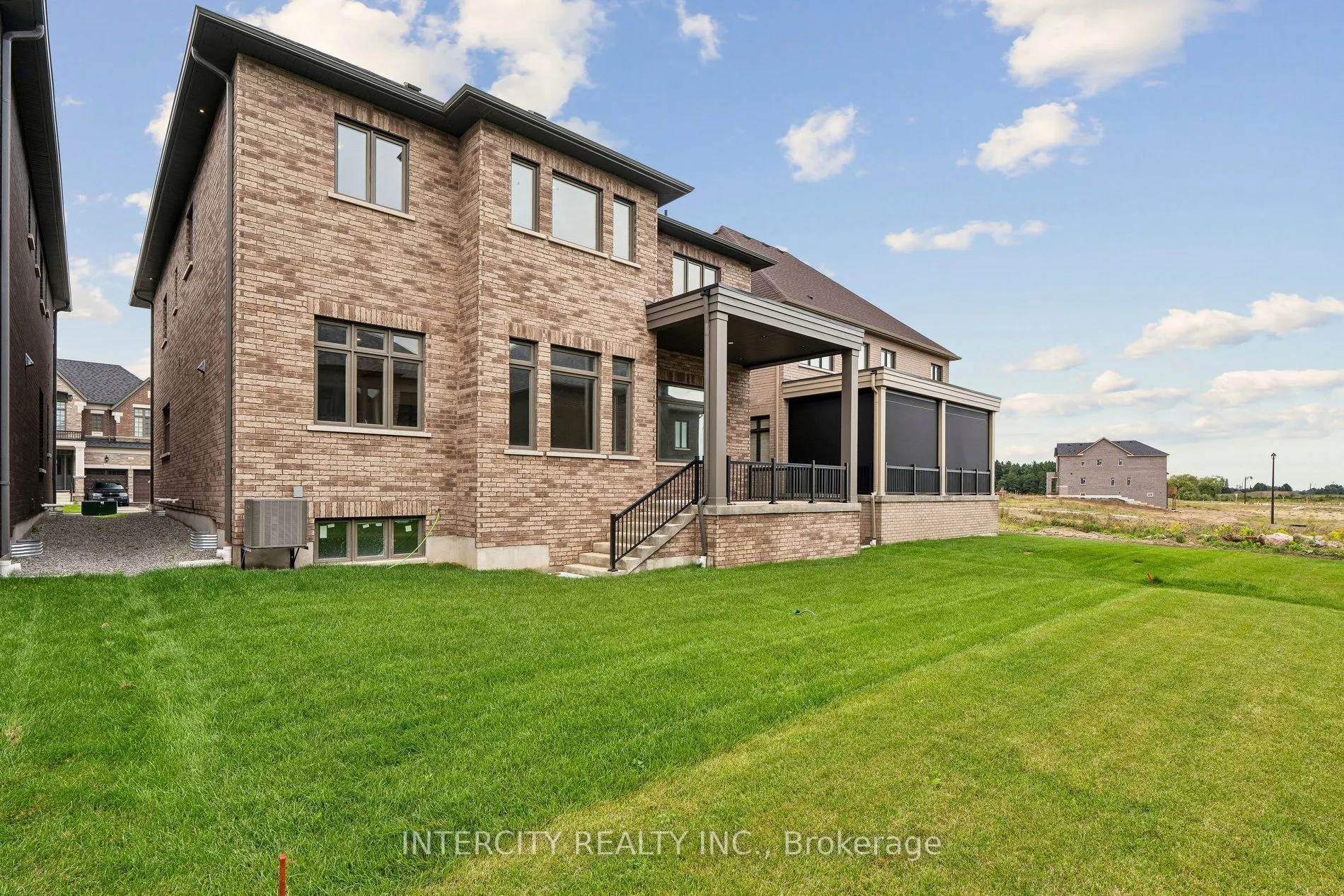 17 Garriock Hall Avenue