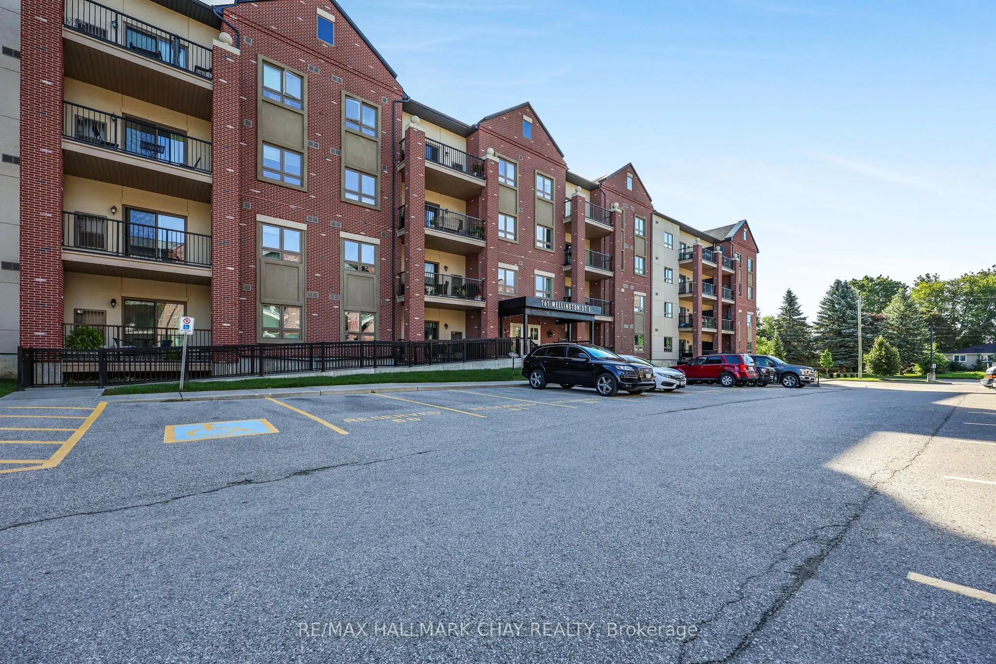 161 WELLINGTON Street E #210