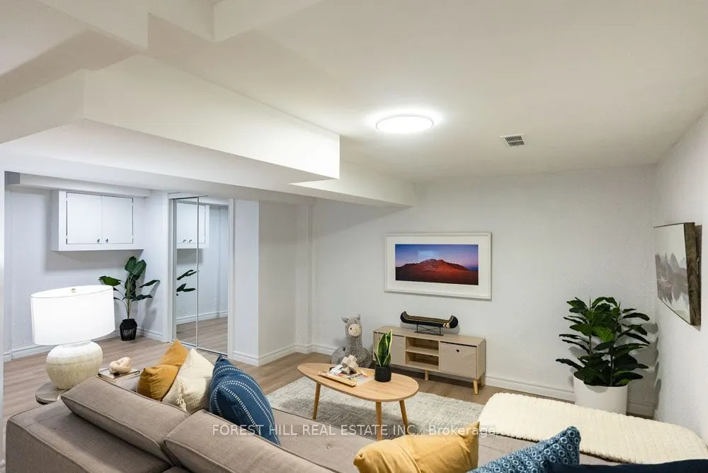 6 Snowshoe Crescent