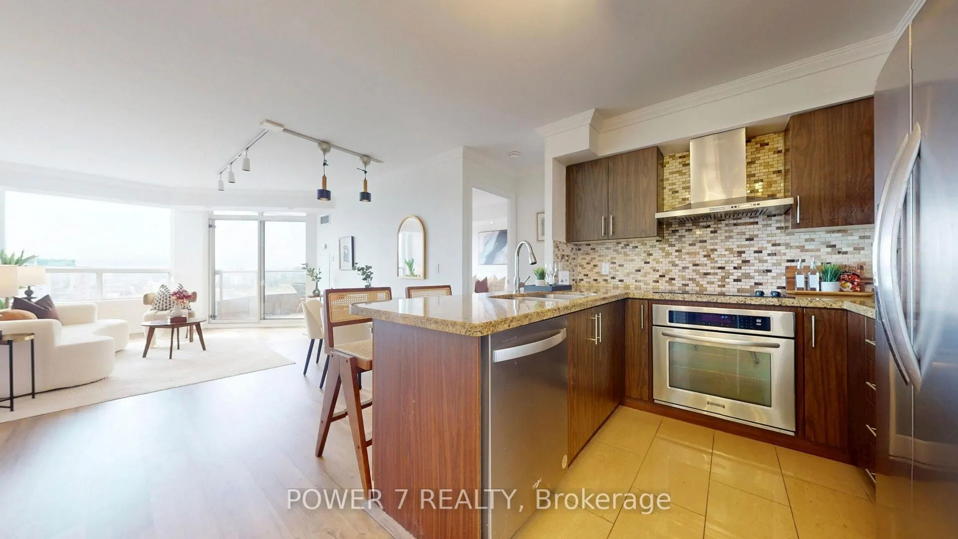 9015 Leslie Street #LPH18