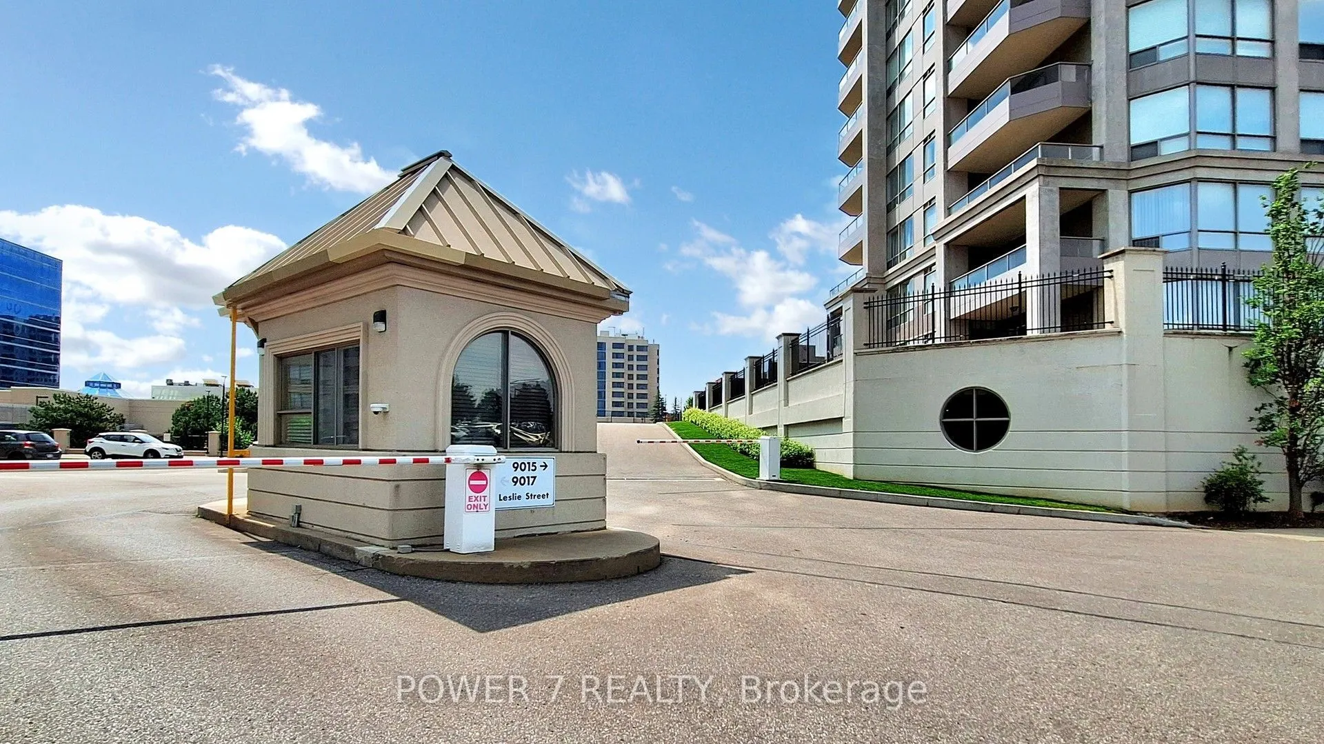 9015 Leslie Street #LPH18