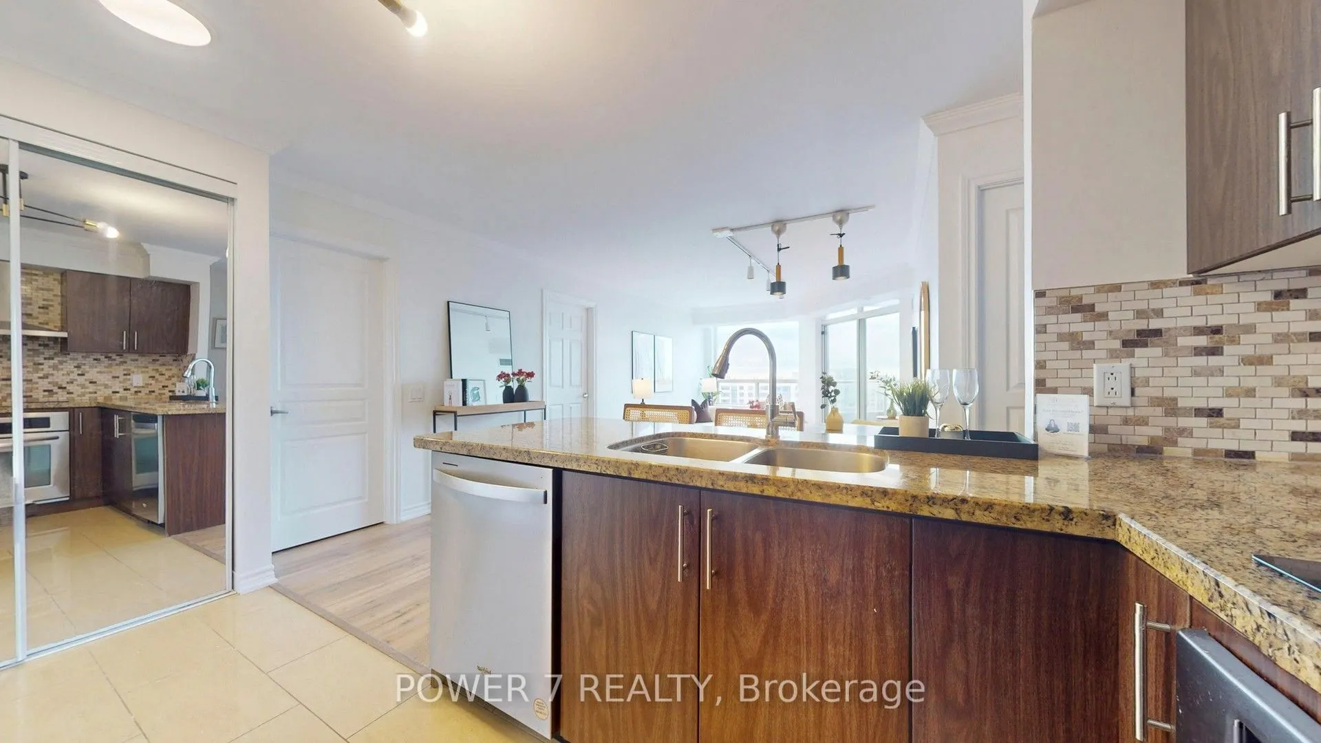 9015 Leslie Street #LPH18
