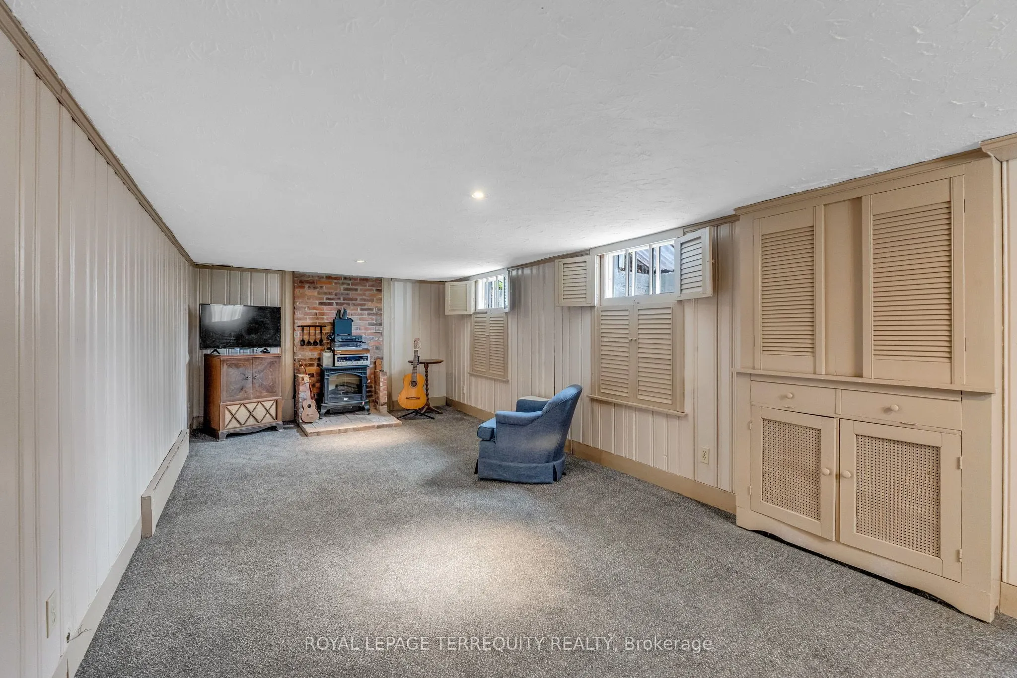 155 Centre Street W