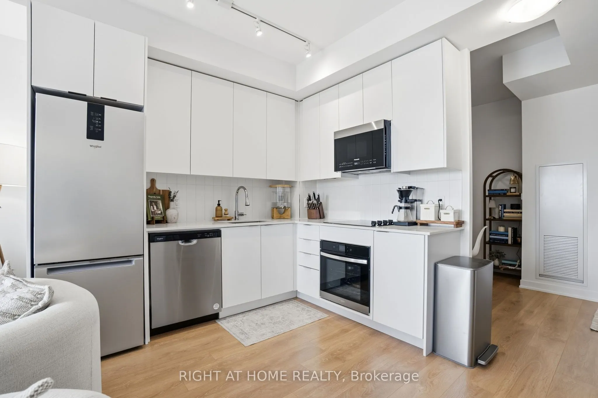 10 Abeja Street #1321