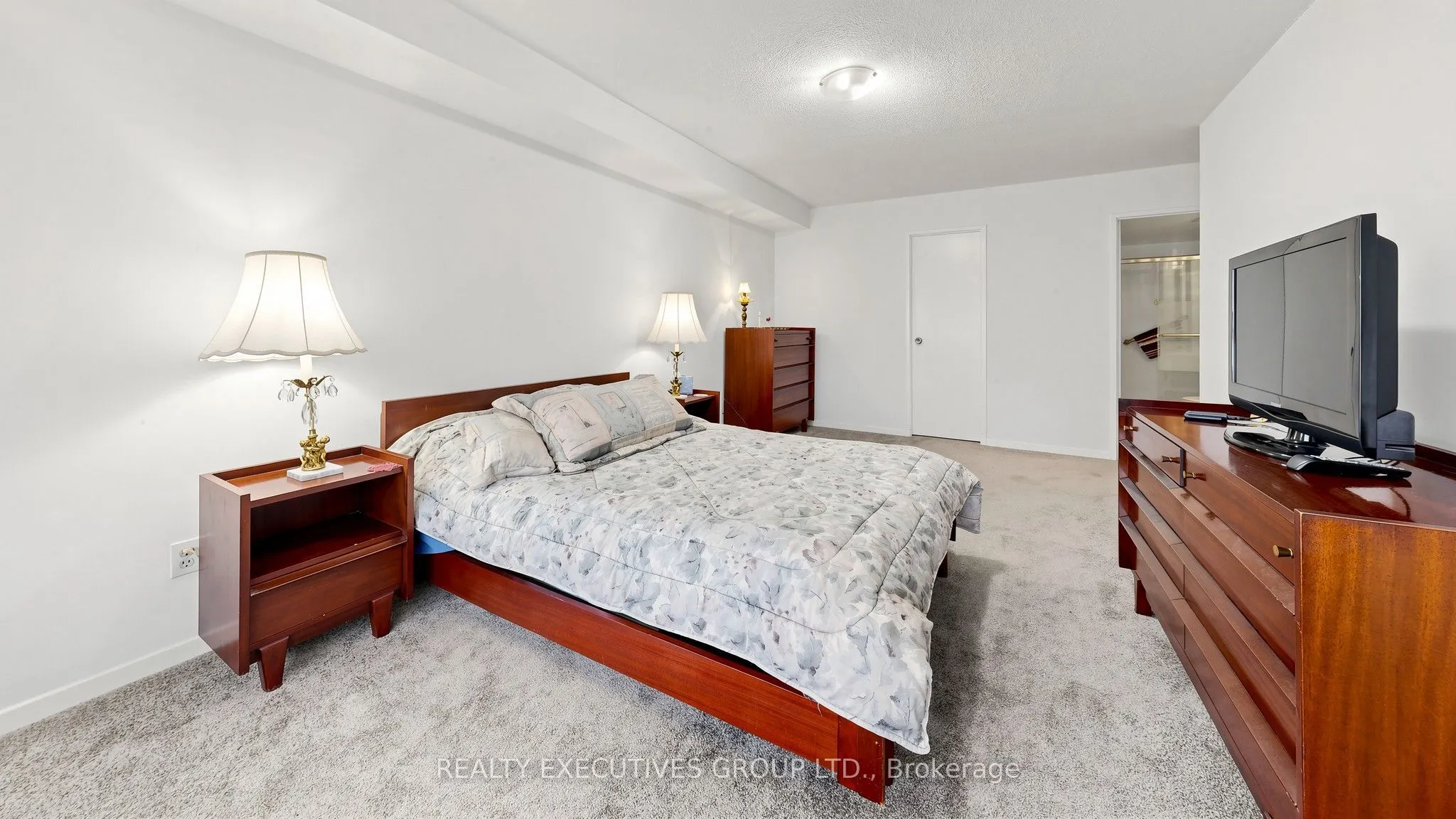 8111 Yonge Street #206