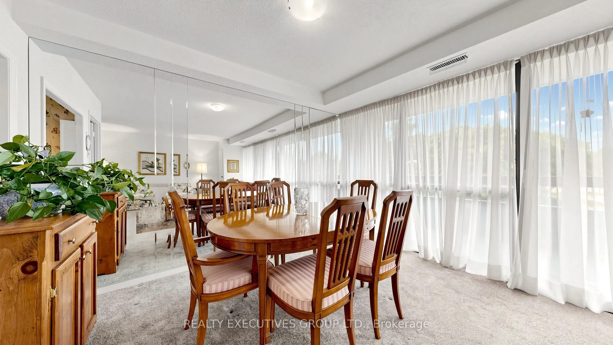 8111 Yonge Street #206