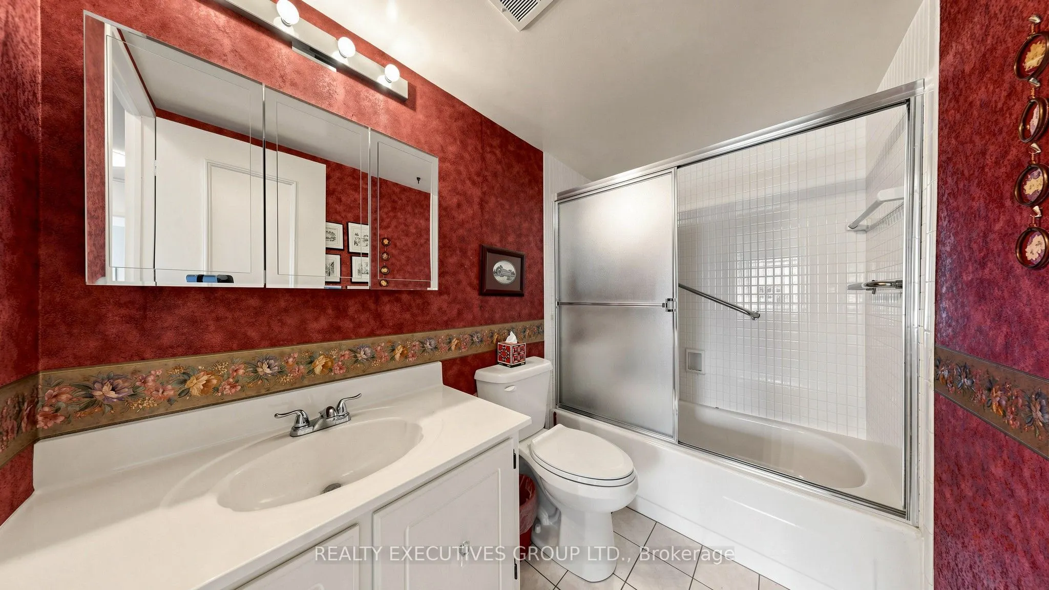 8111 Yonge Street #206