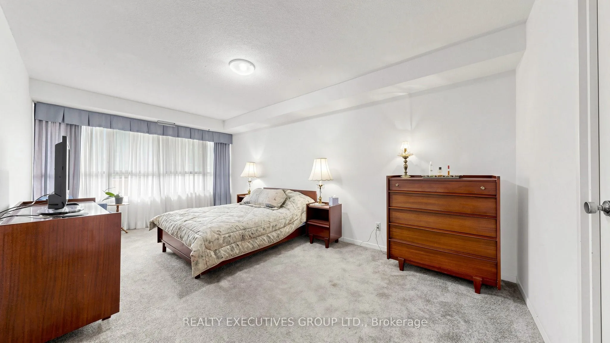 8111 Yonge Street #206