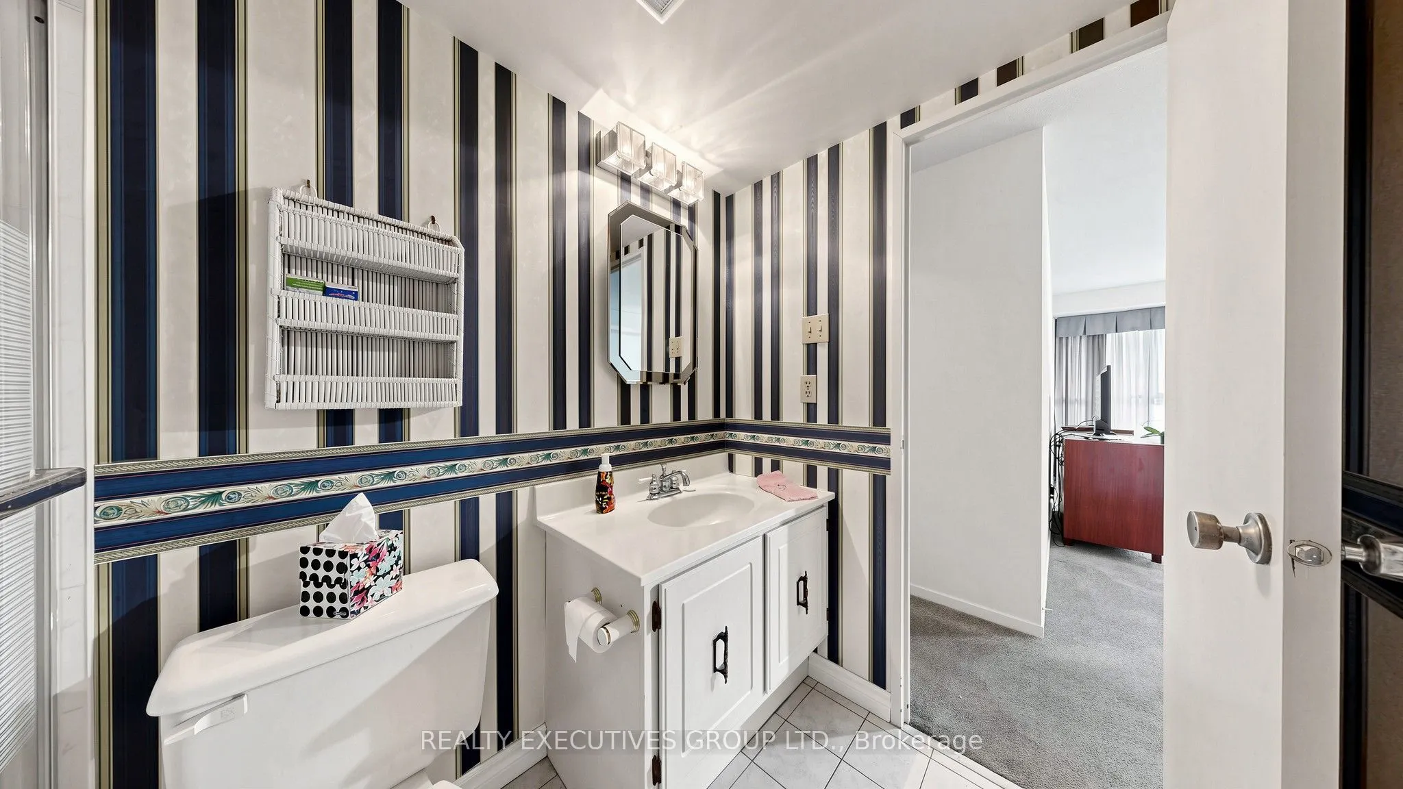 8111 Yonge Street #206