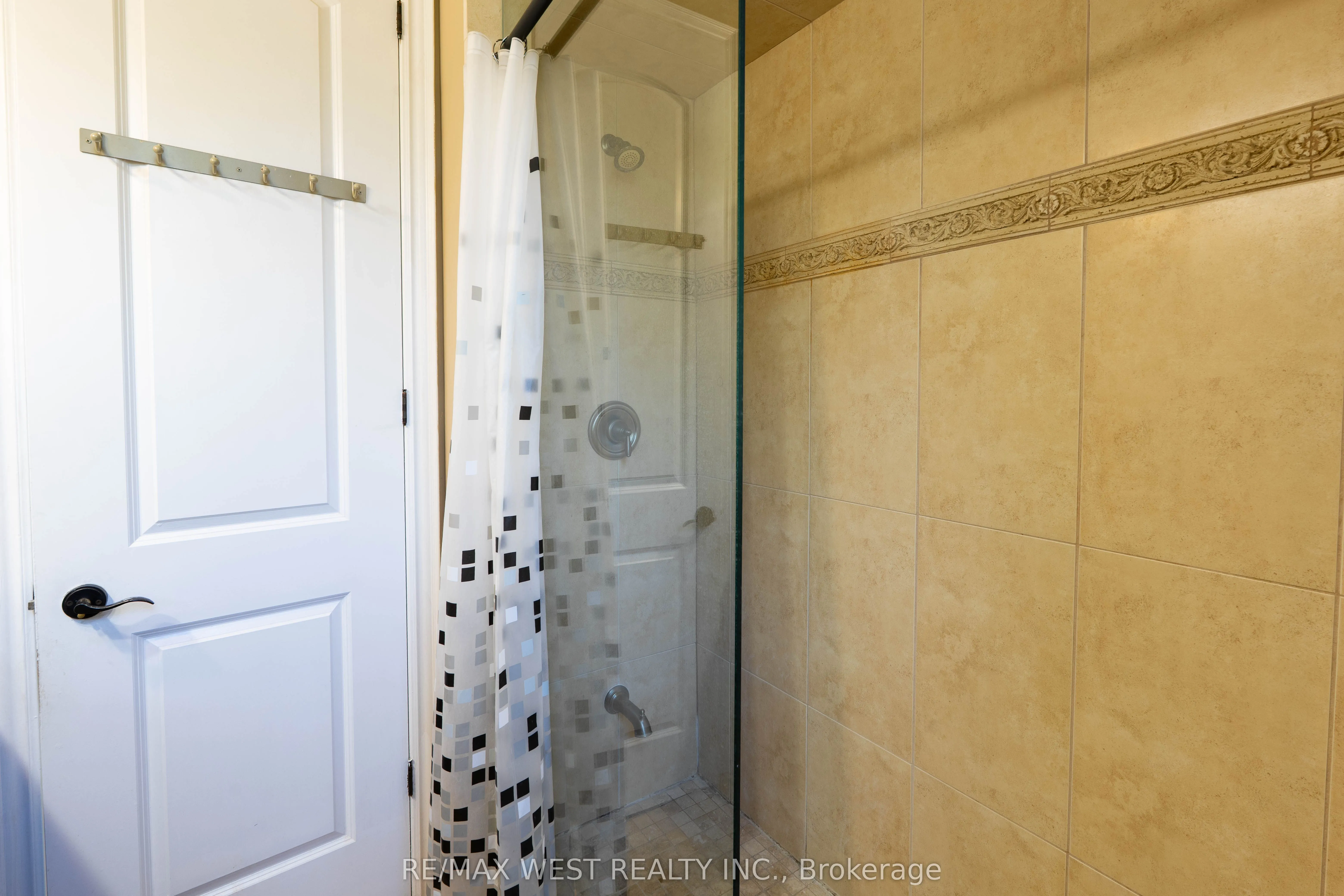83 Elm Avenue #Main Floor