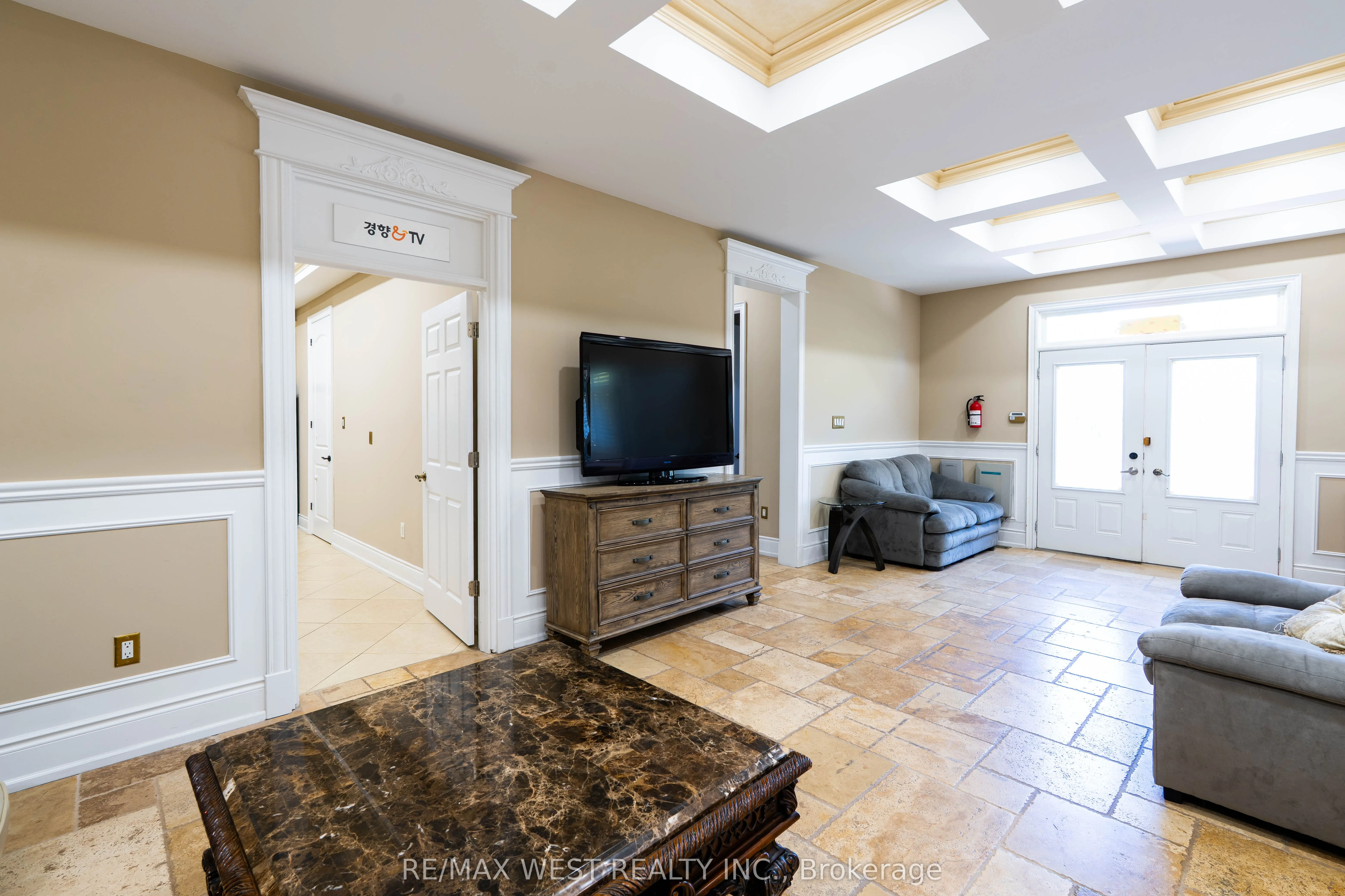 83 Elm Avenue #Main Floor