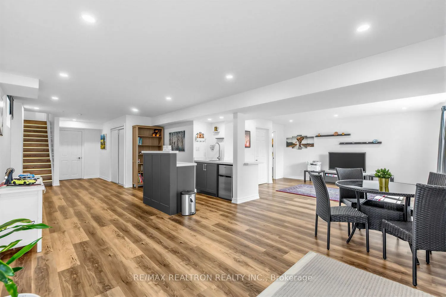 220 Degraaf Crescent