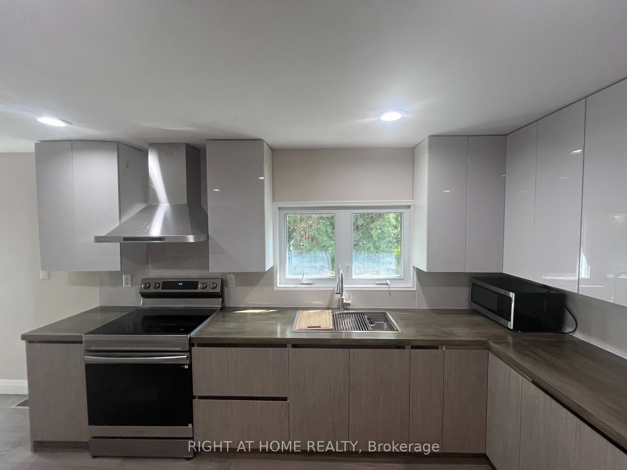 379 The Queensway Road S