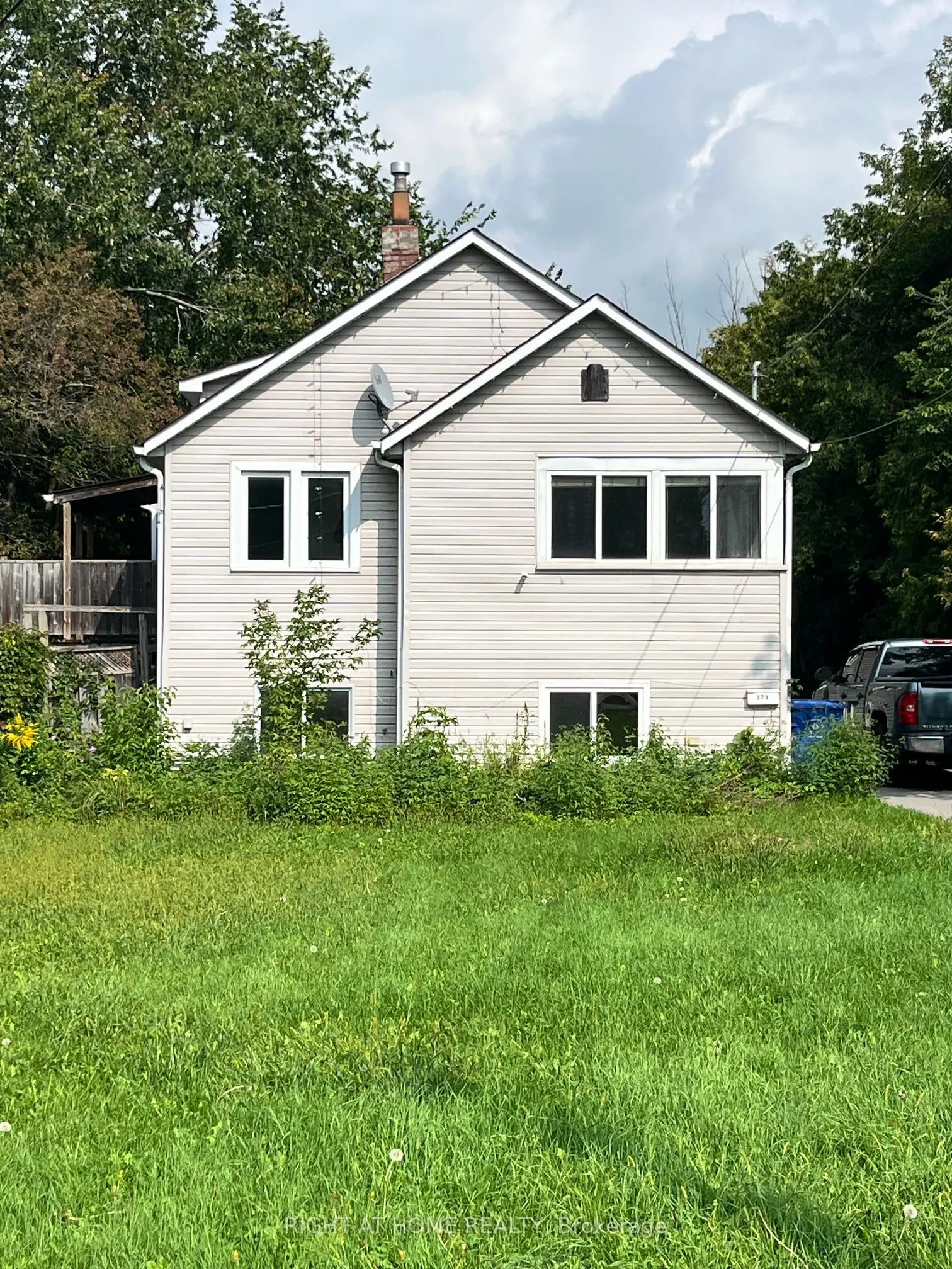 379 The Queensway Road S