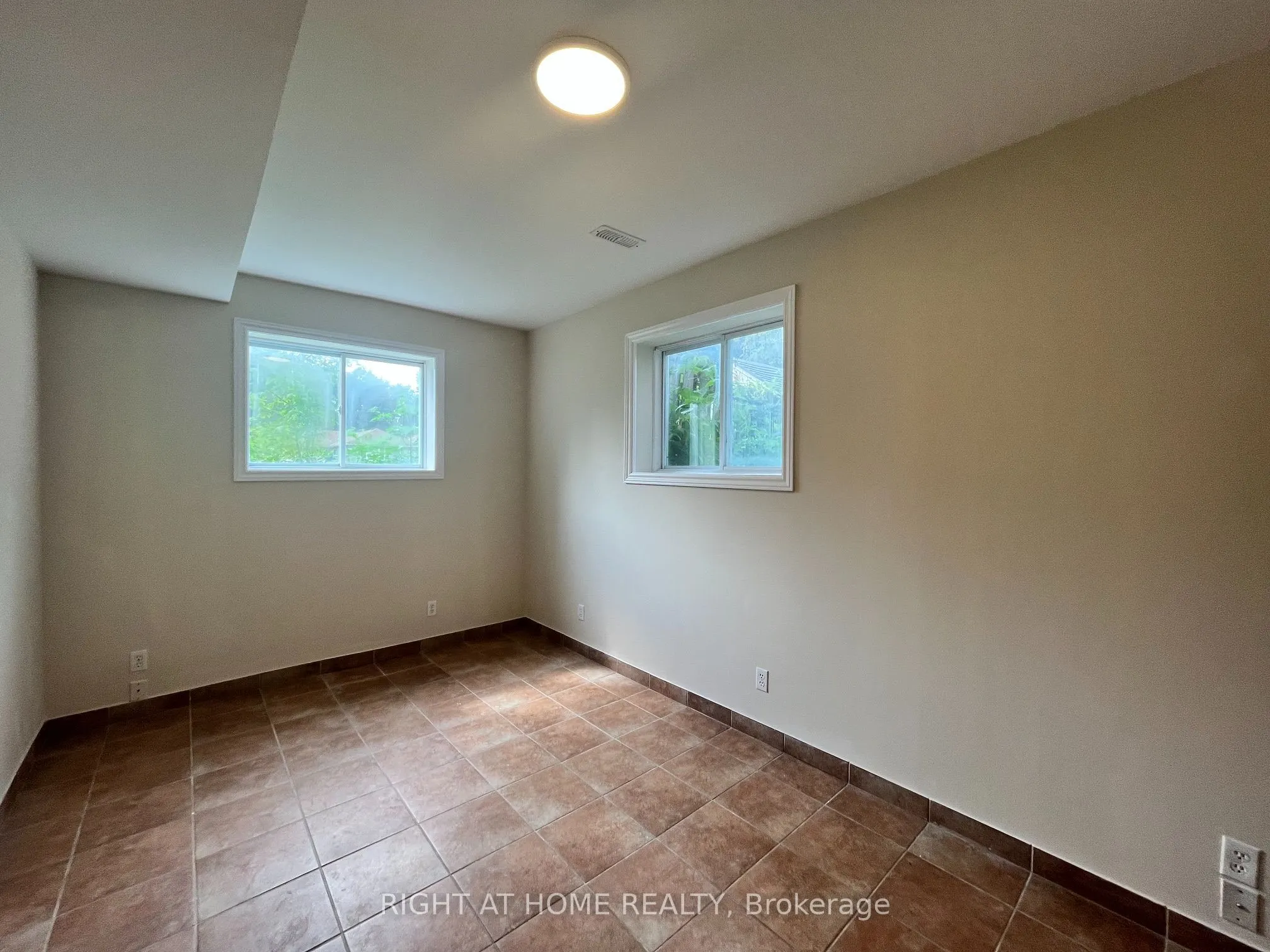 379 The Queensway Road S