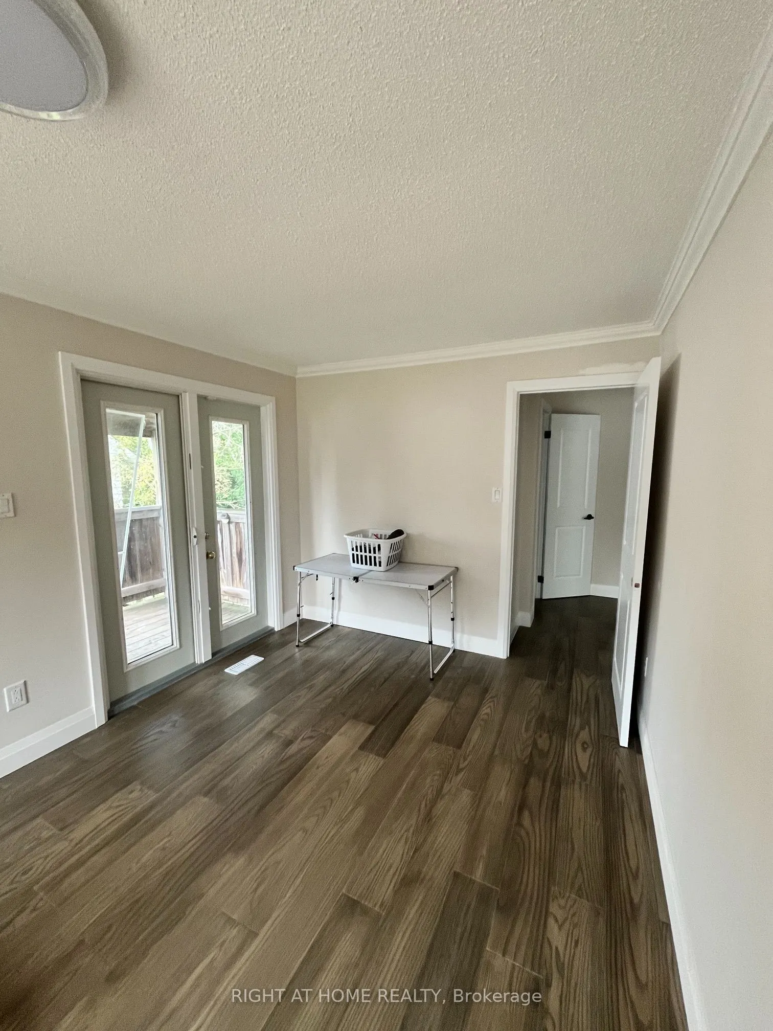 379 The Queensway Road S