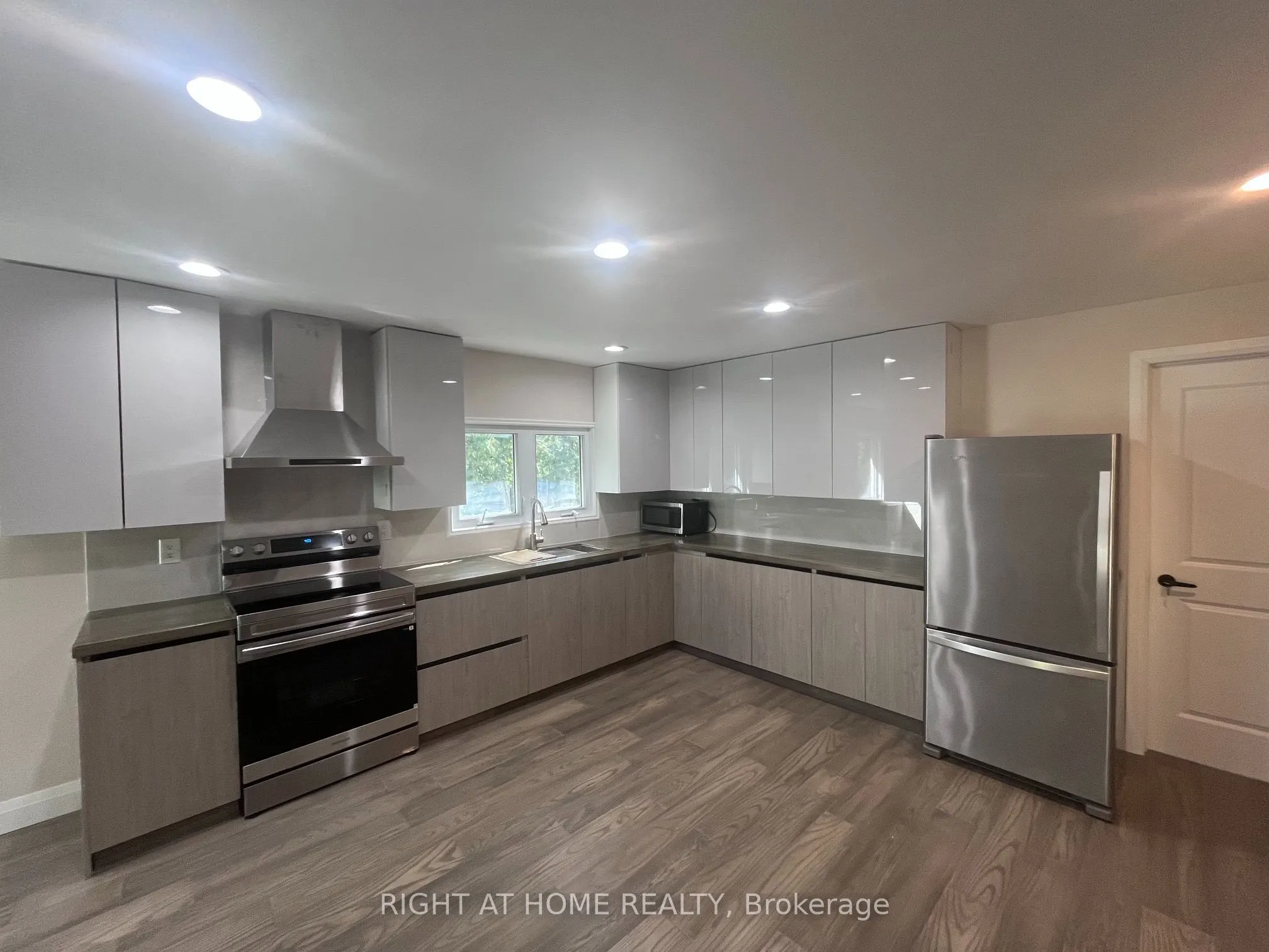 379 The Queensway Road S