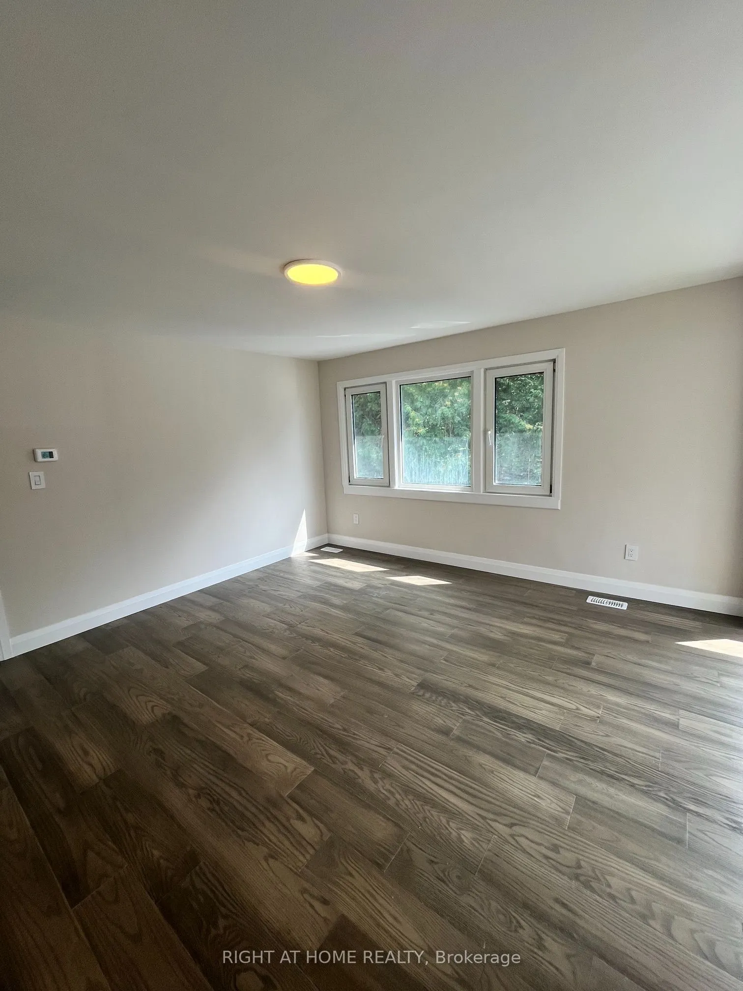 379 The Queensway Road S