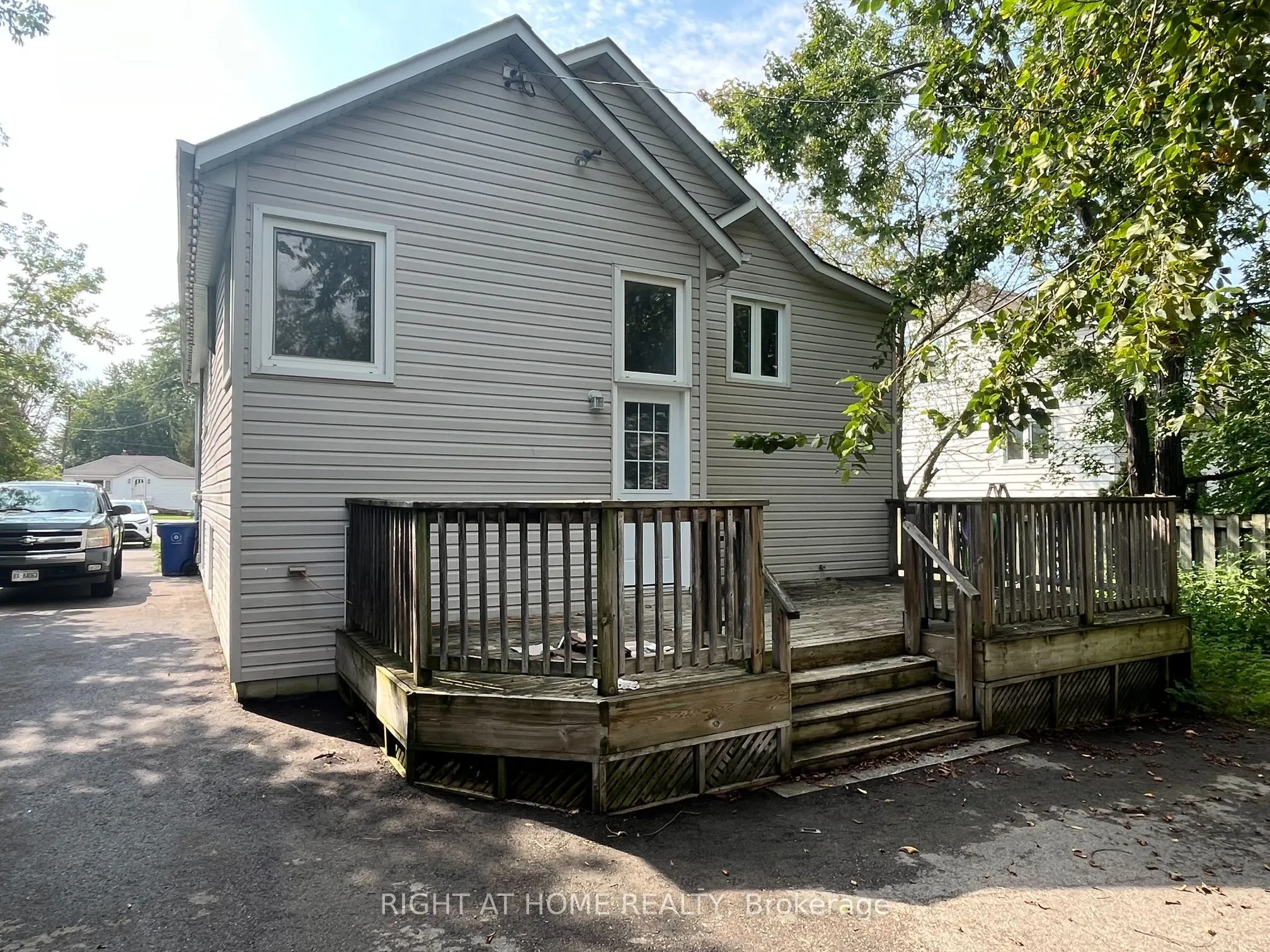 379 The Queensway Road S