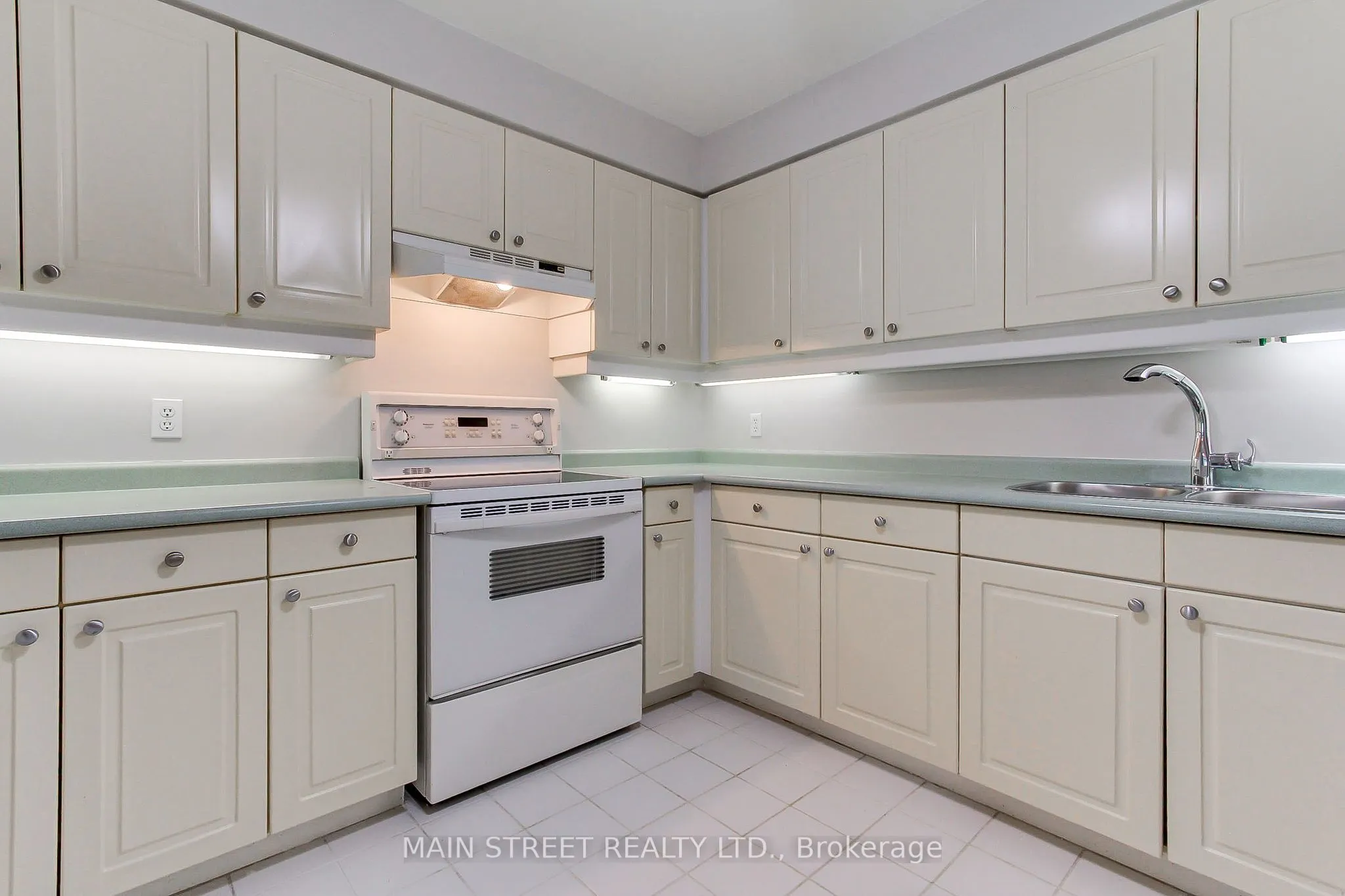 85 Wellington Street W #306