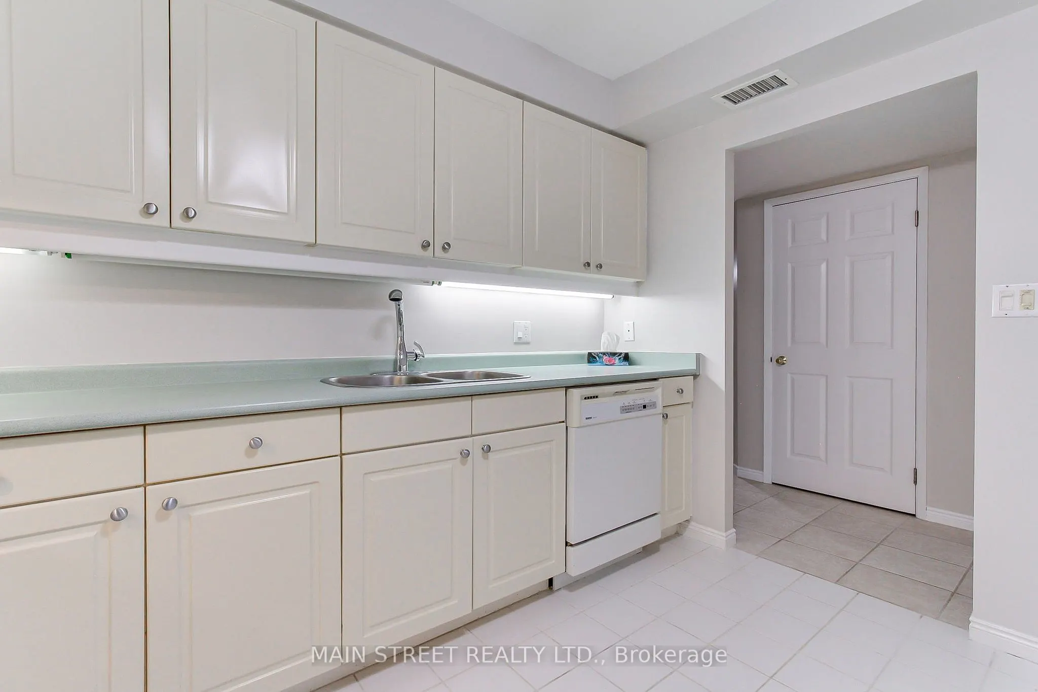 85 Wellington Street W #306