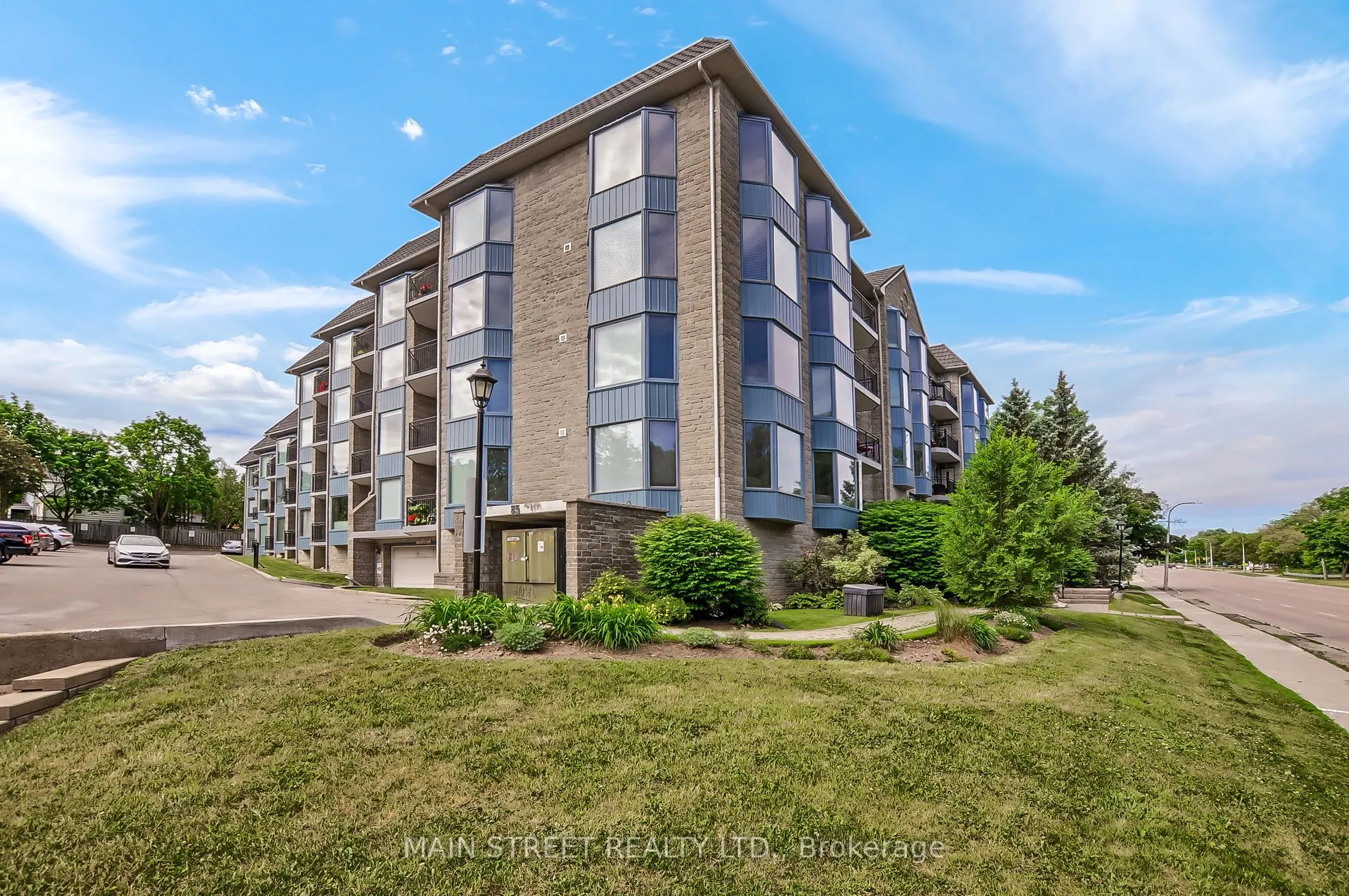 85 Wellington Street W #306