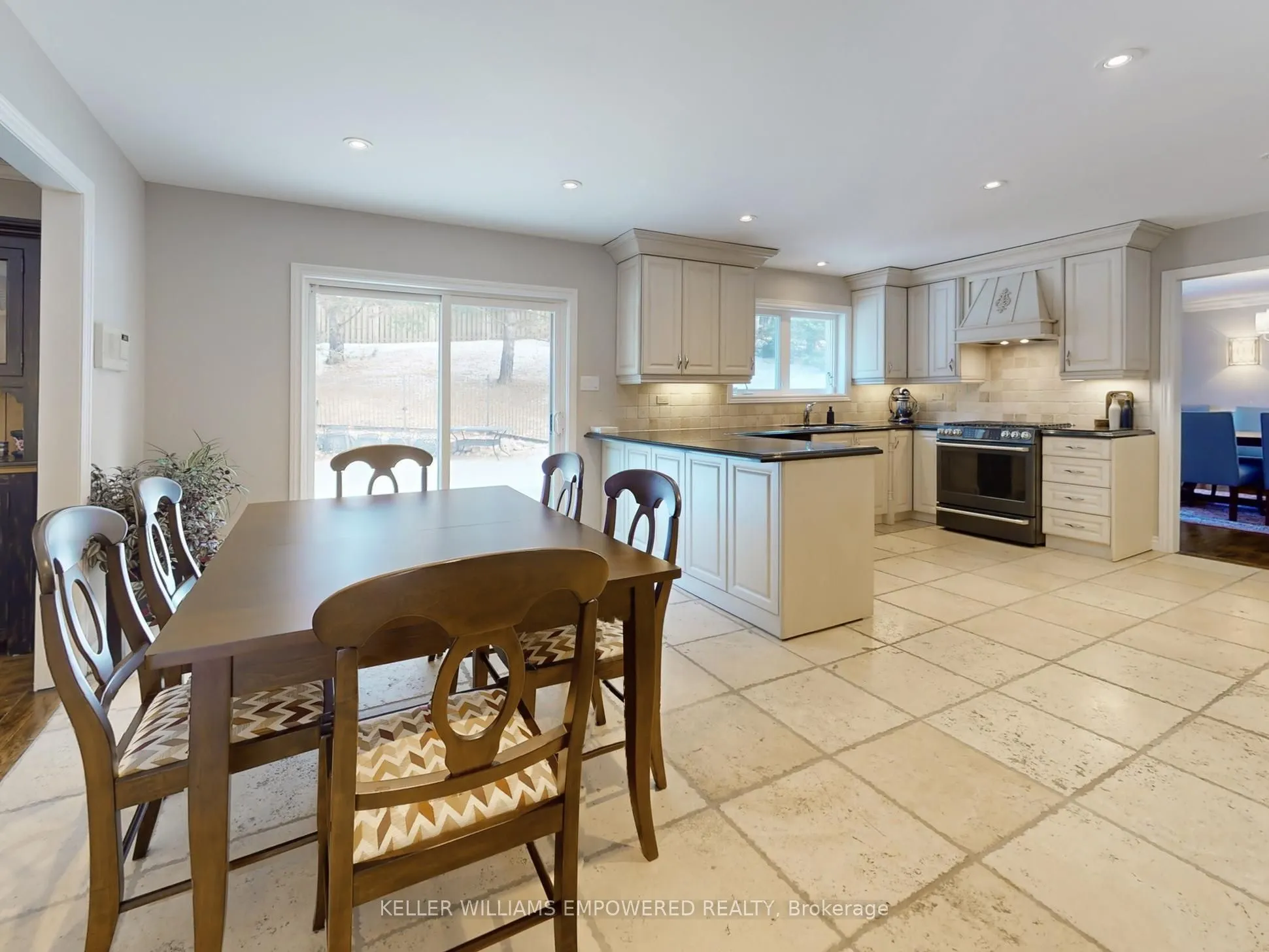 544 Woodland Acres Crescent