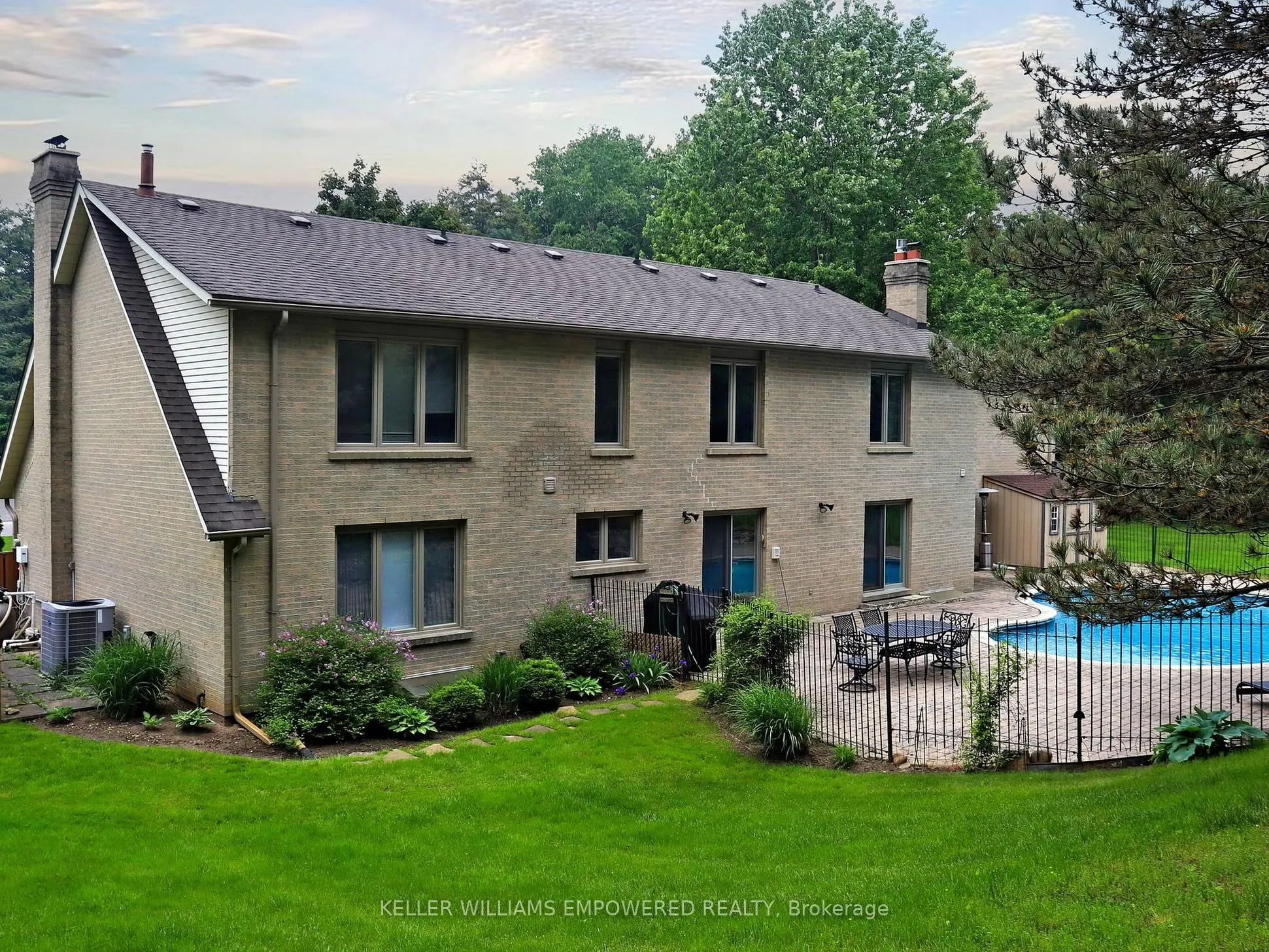 544 Woodland Acres Crescent