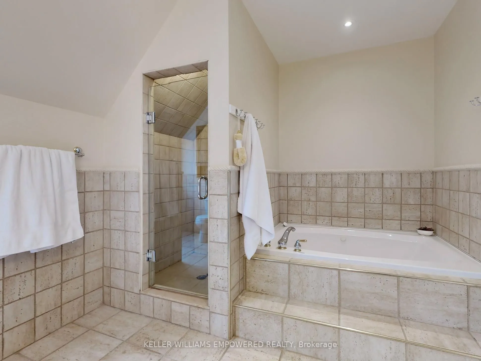 544 Woodland Acres Crescent