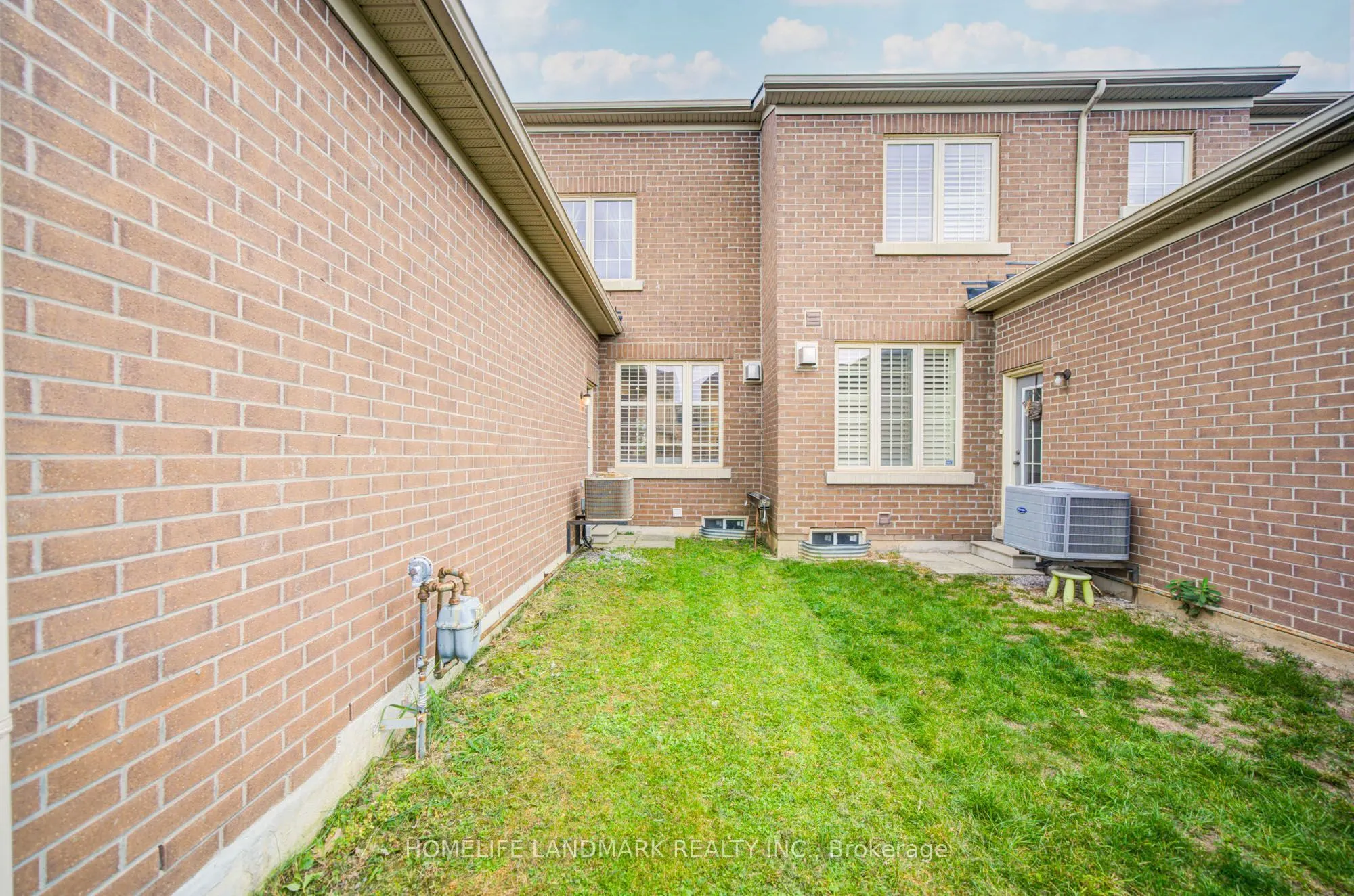 10483 Woodbine Avenue