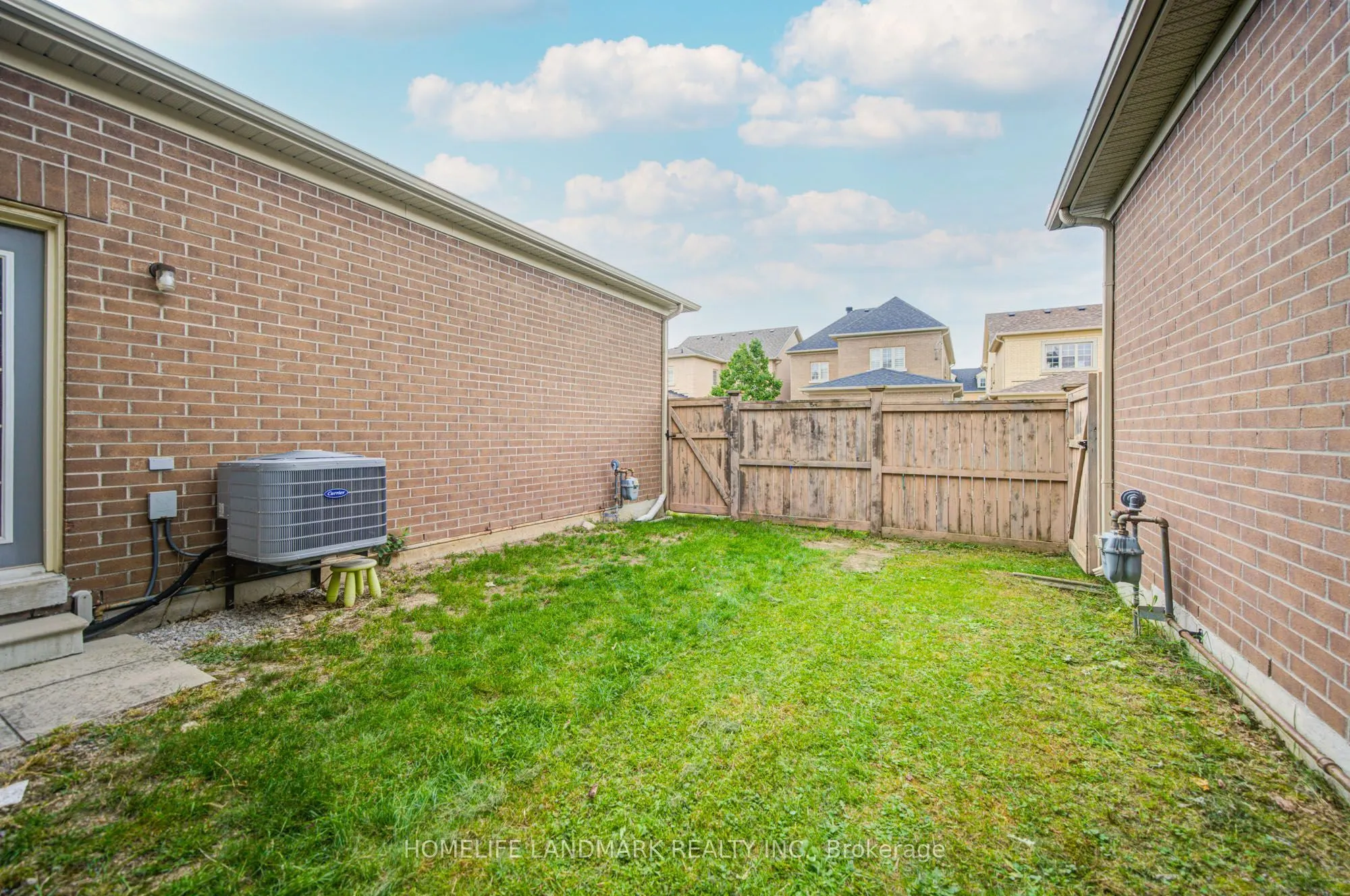 10483 Woodbine Avenue