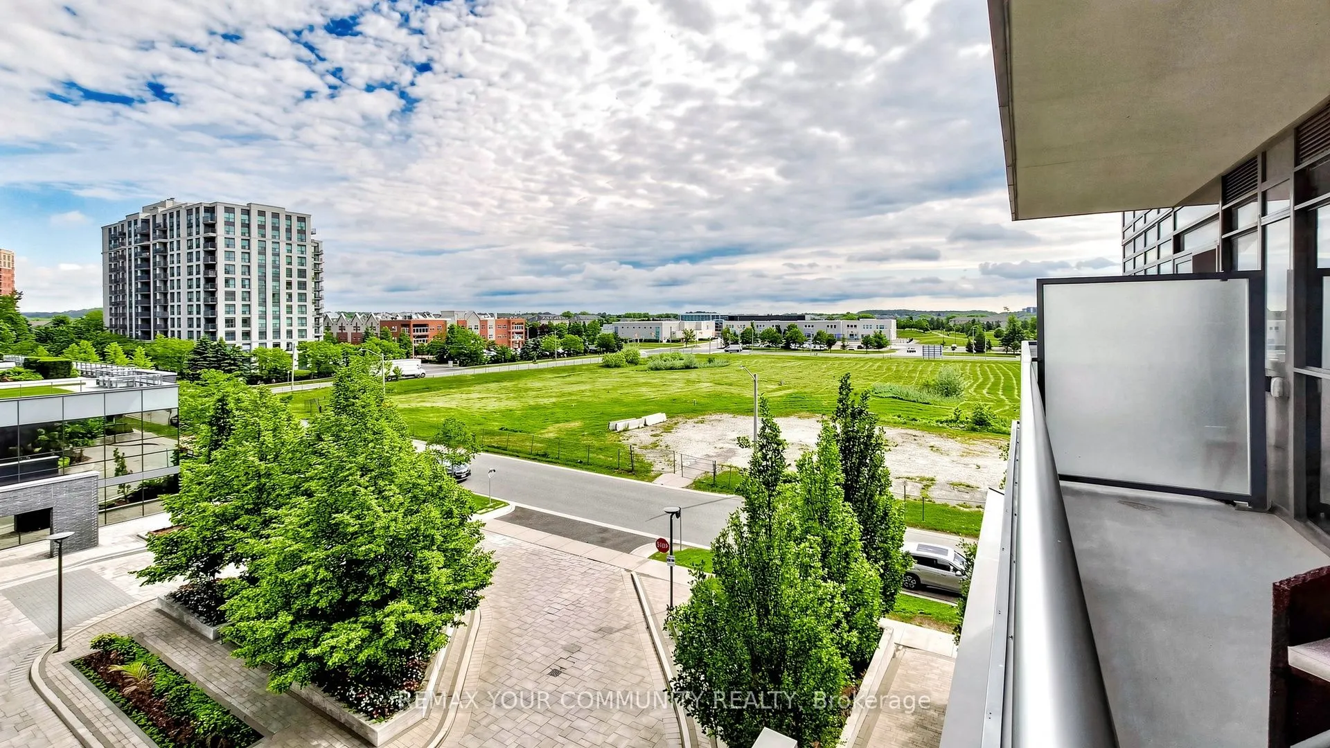 55 Oneida Crescent #408