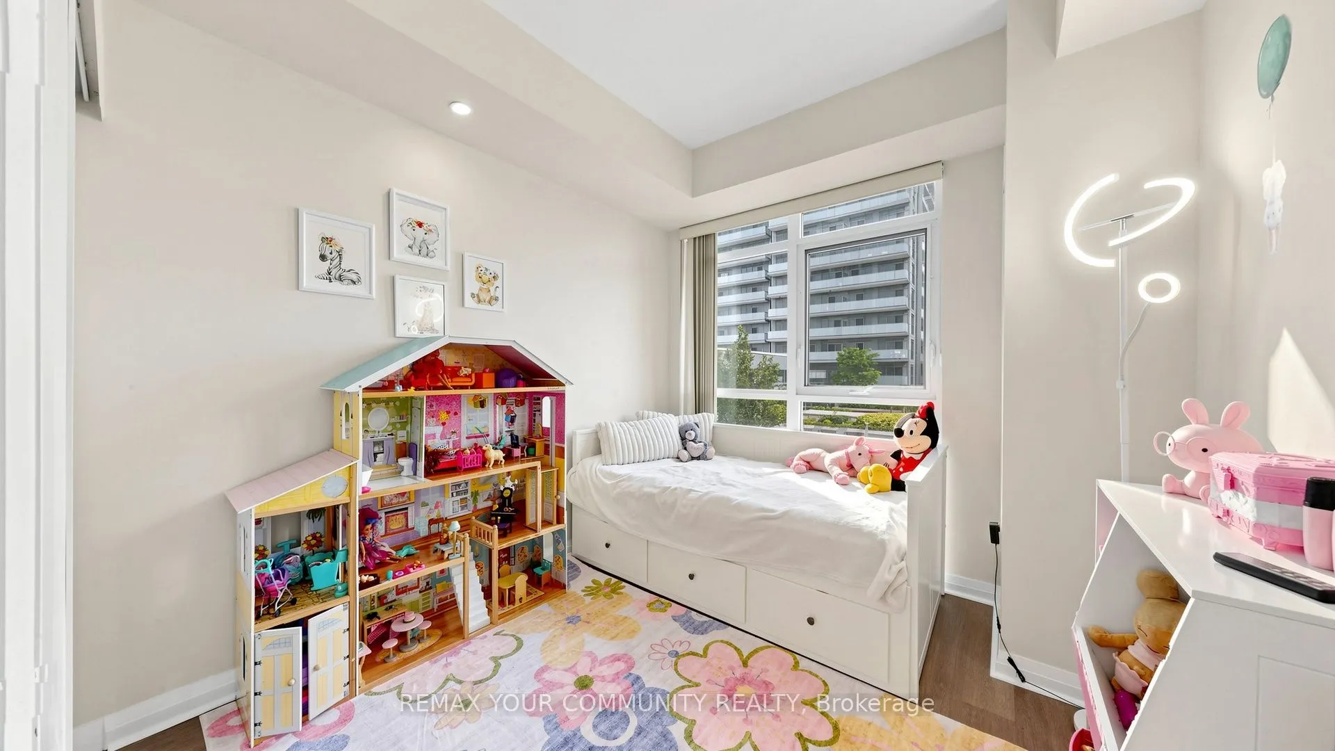 55 Oneida Crescent #408
