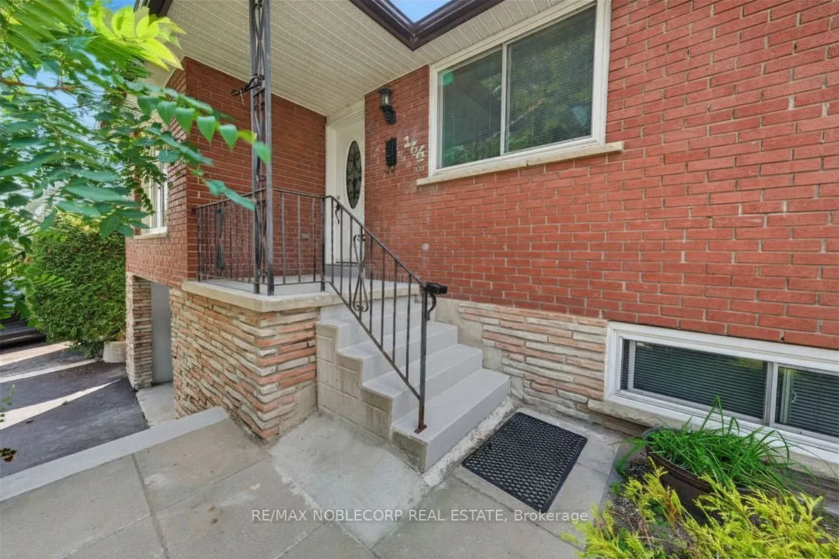 166 Collings Avenue
