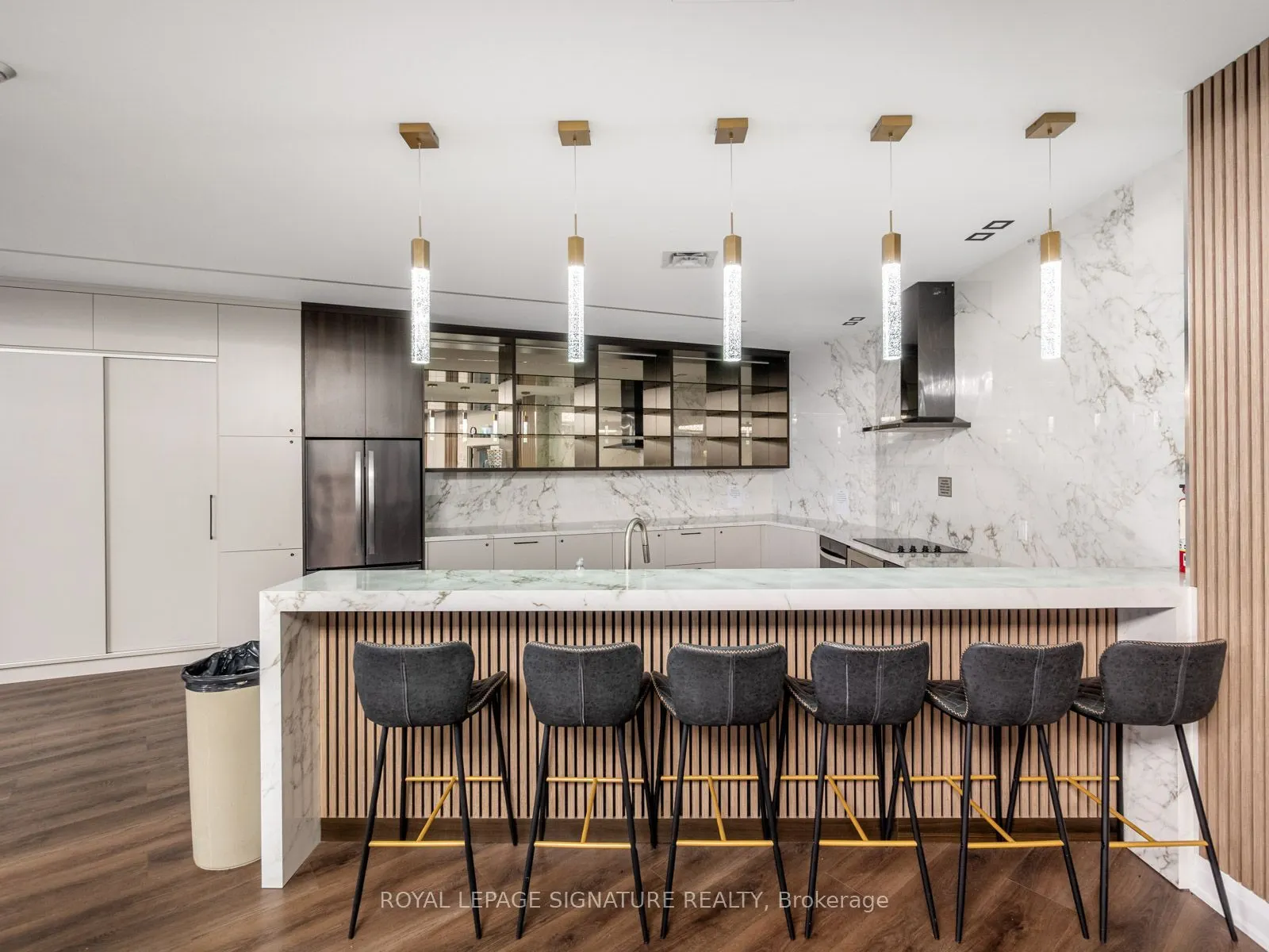 40 Harding Boulevard W ## 716