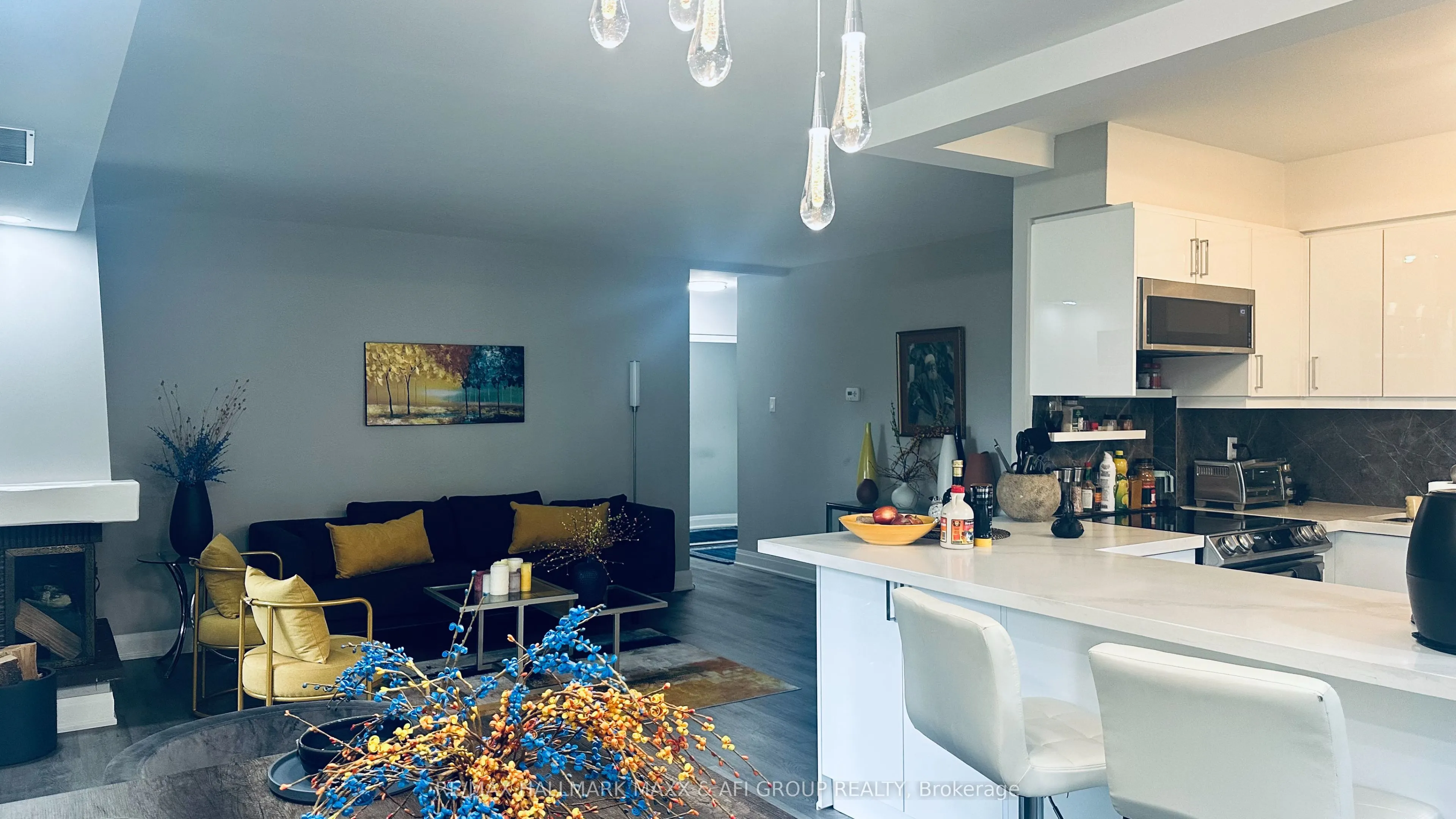 15390 Yonge Street #201