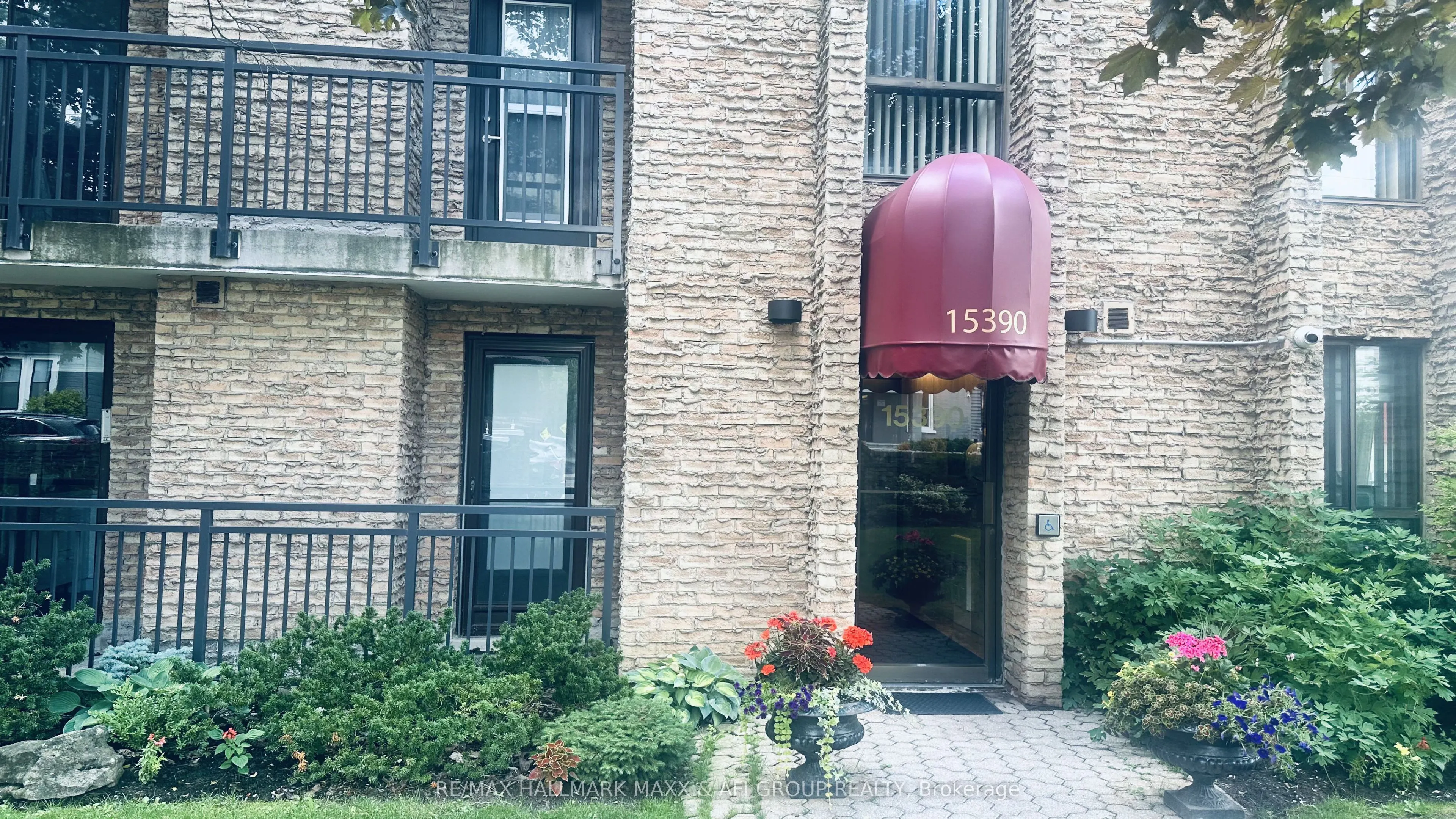 15390 Yonge Street #201