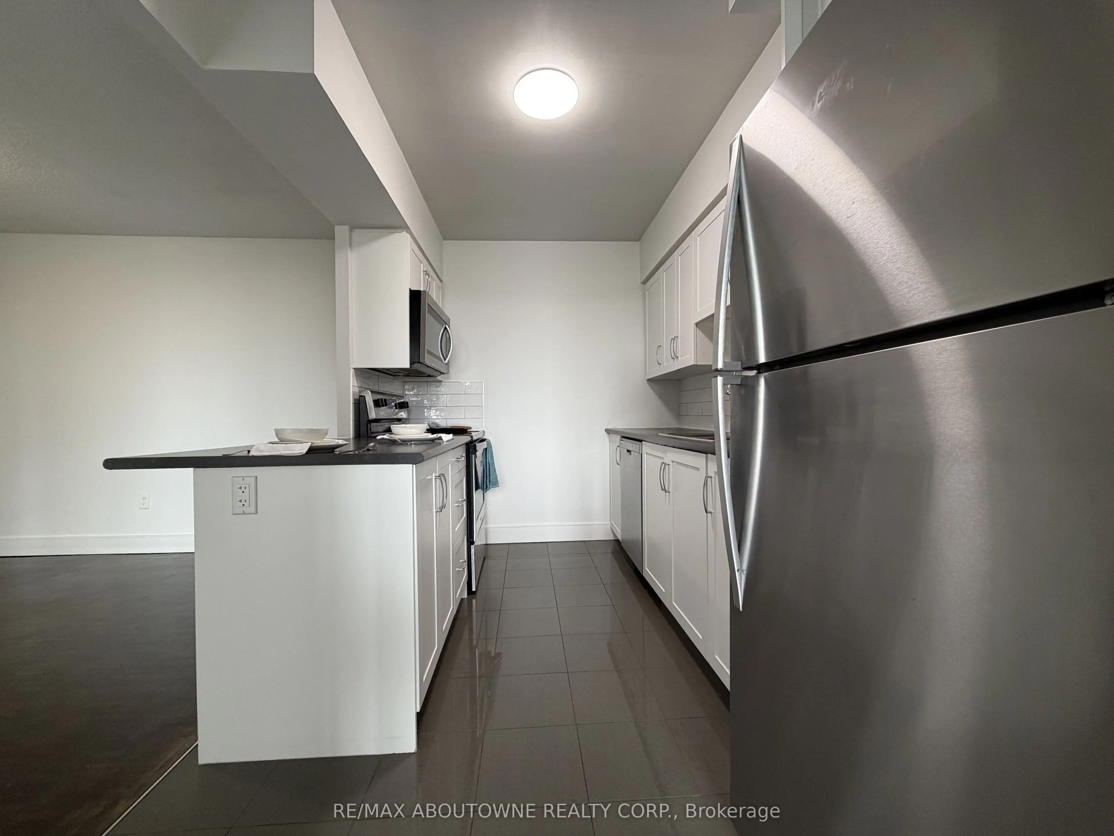 145 Wellington Street W #515