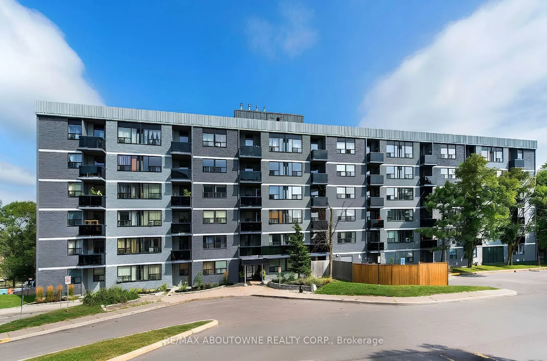 145 Wellington Street W #515