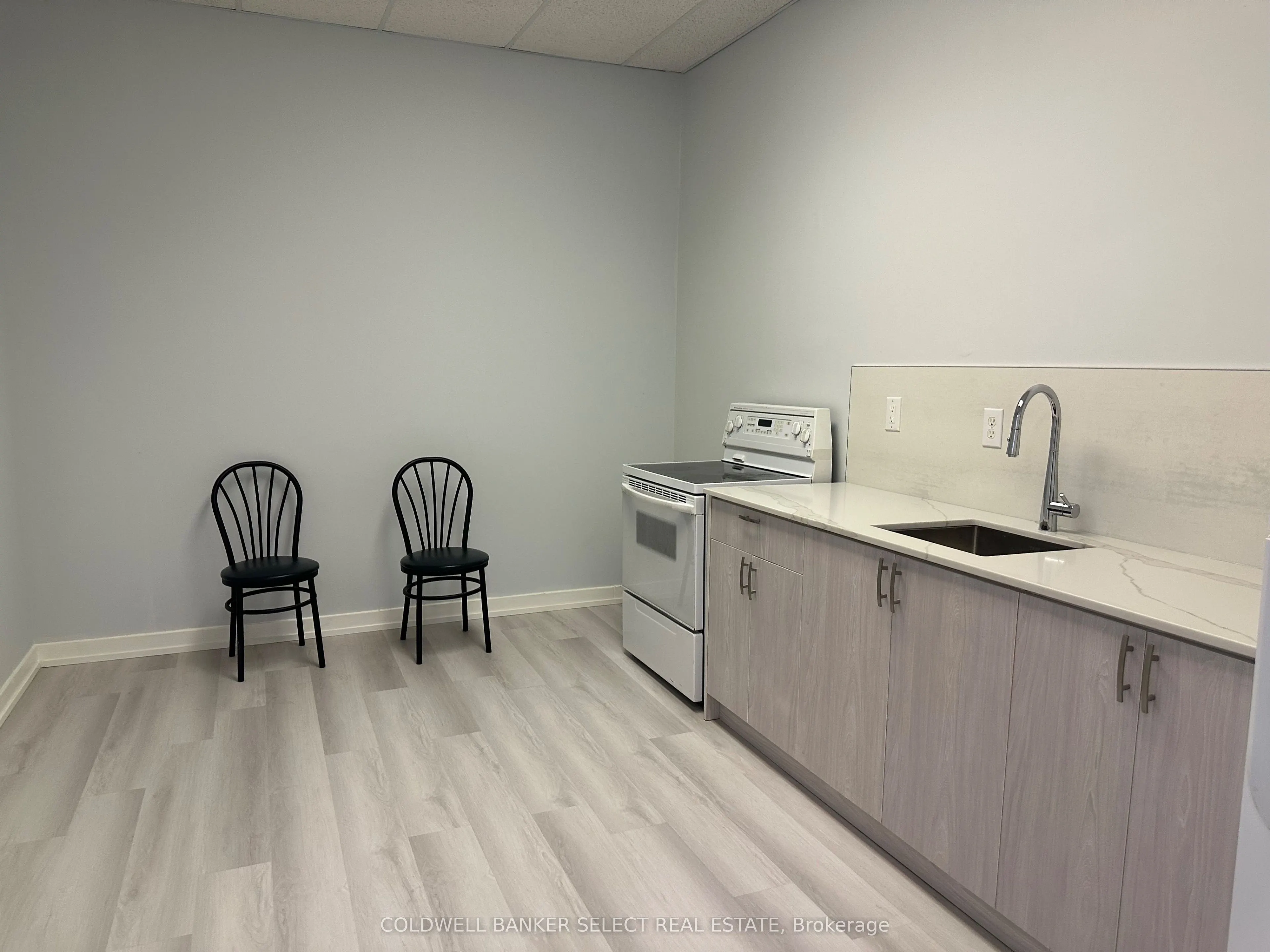 8111 Jane Street #4, Main Floor