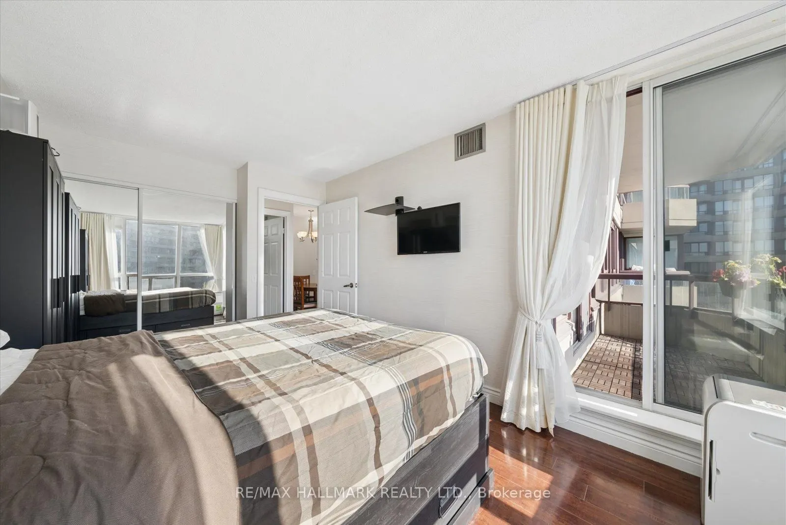 81 Townsgate Drive #512