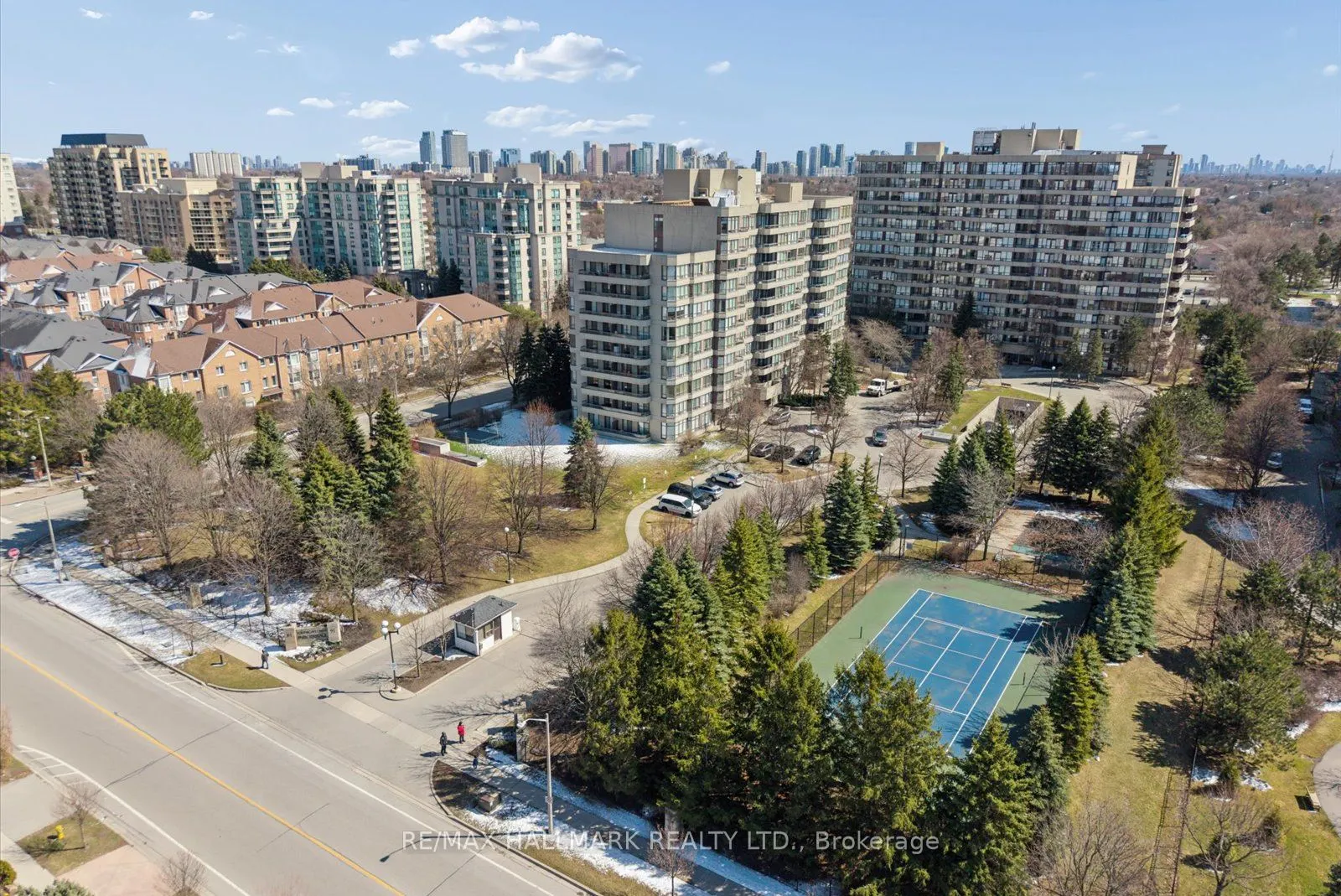 81 Townsgate Drive #512