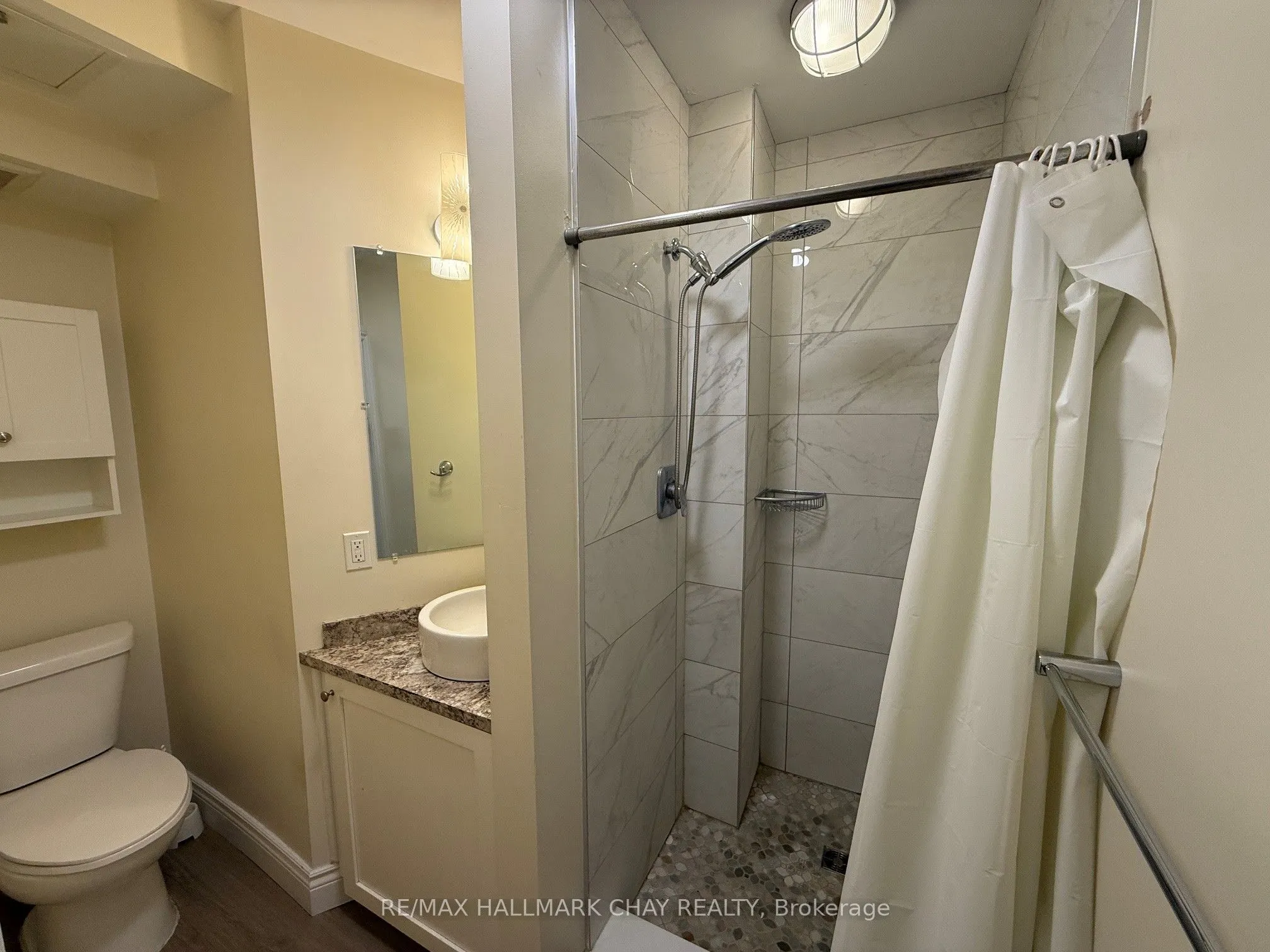 127 Victoria Street W #4