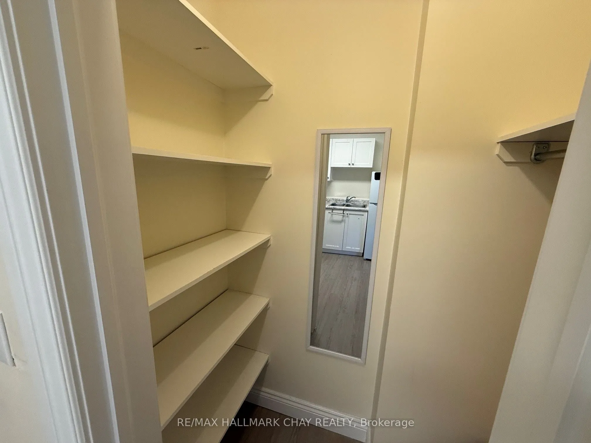 127 Victoria Street W #4