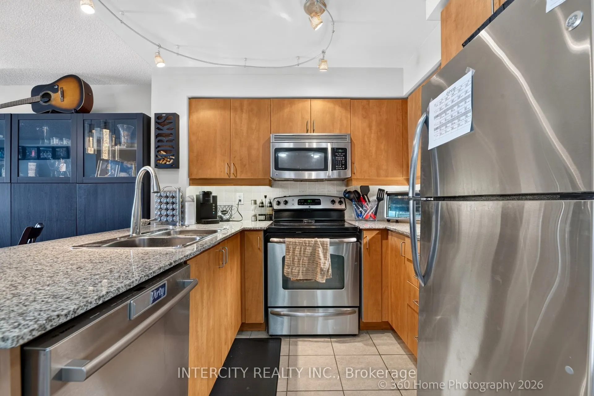 185 Oneida Crescent #PH08
