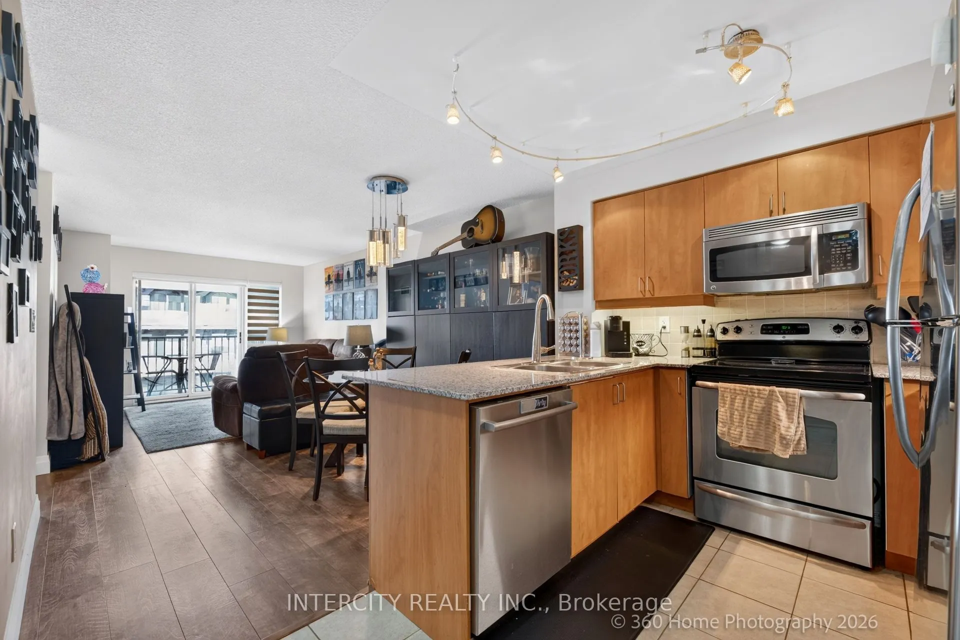 185 Oneida Crescent #PH08