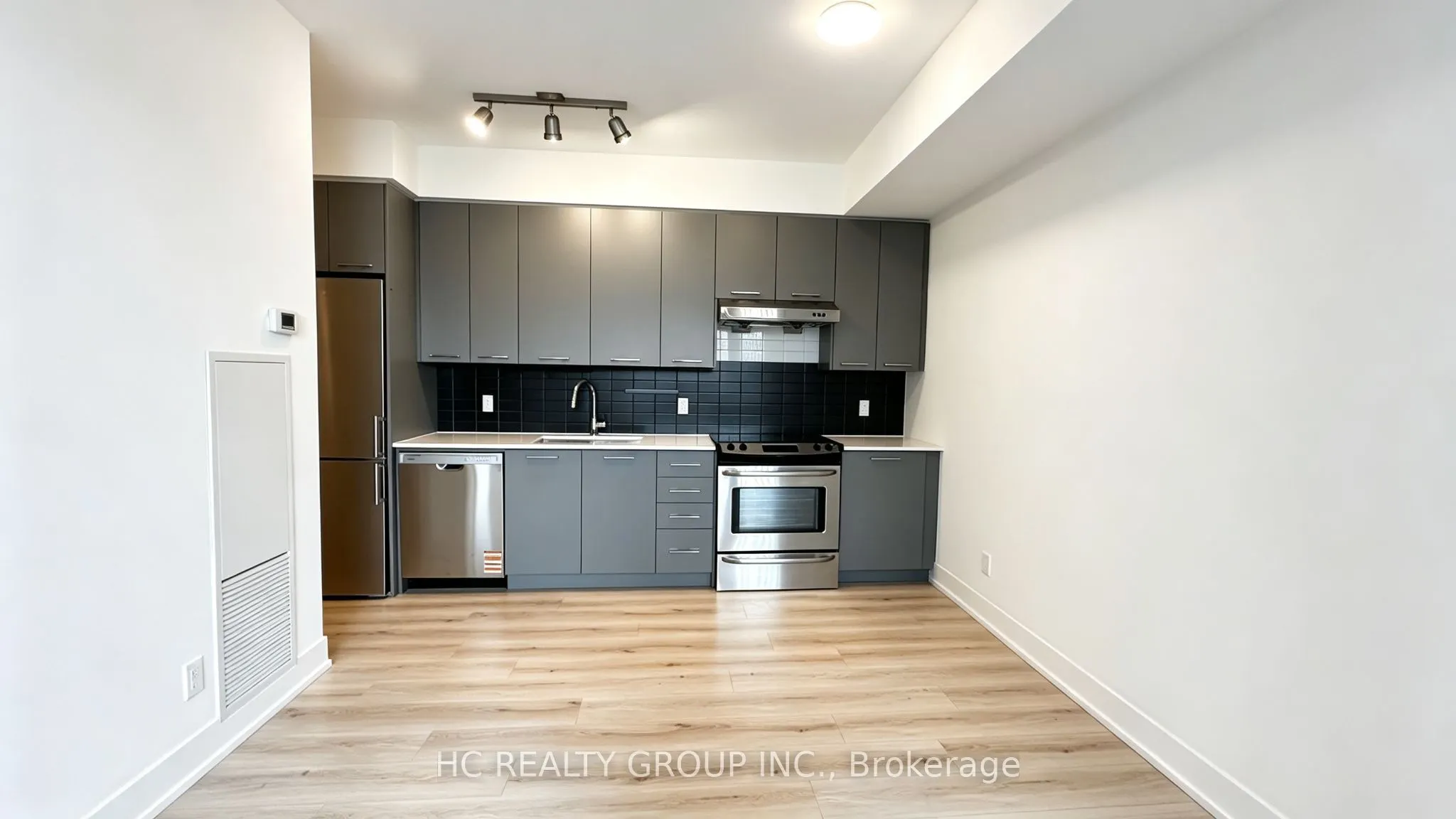 9471 Yonge Street #641