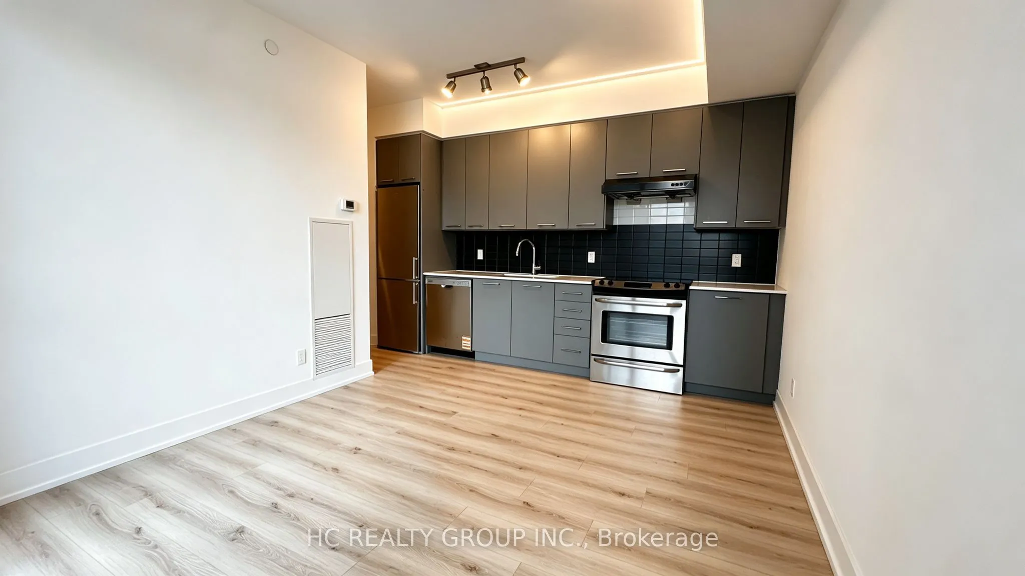 9471 Yonge Street #641
