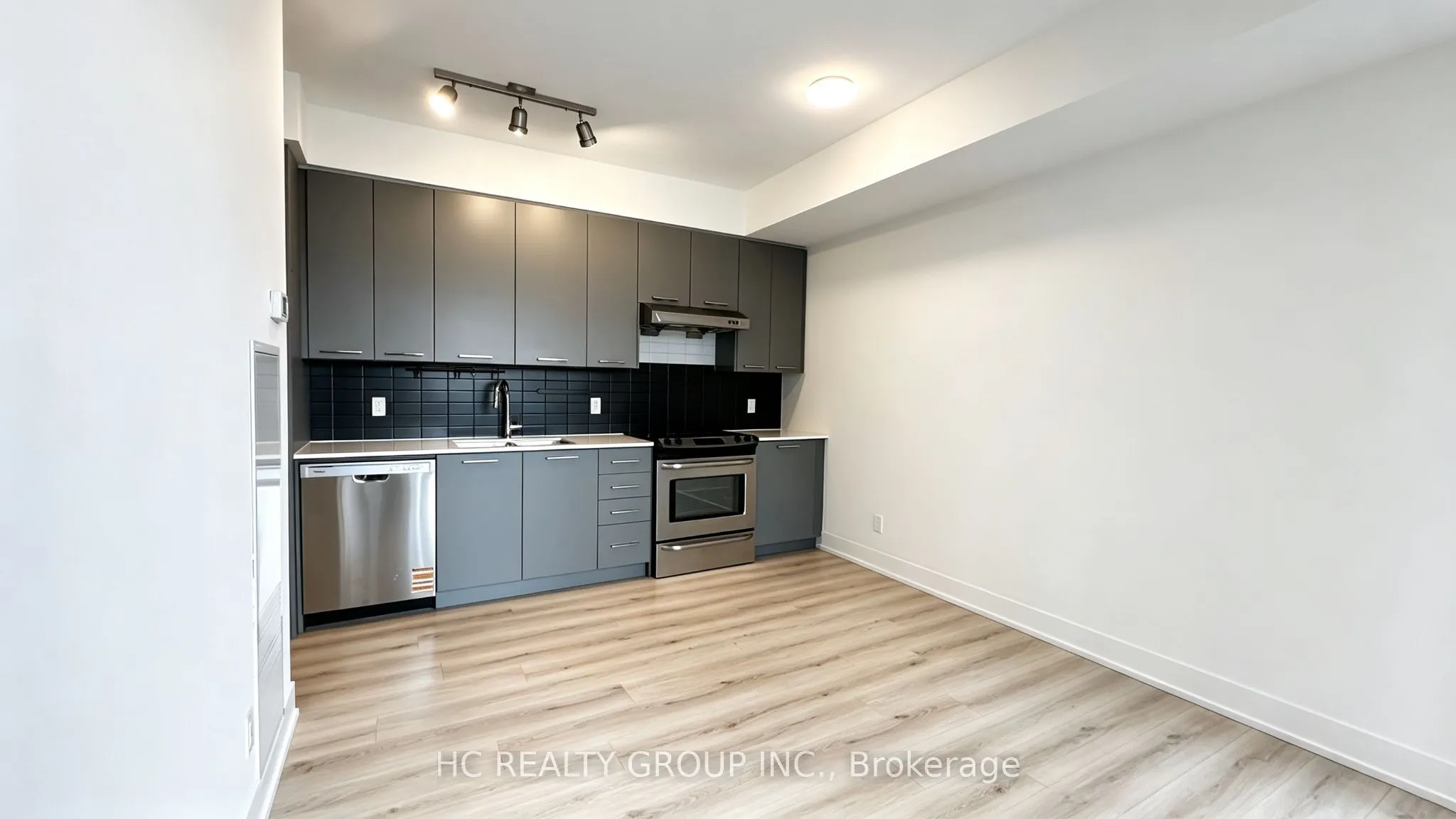 9471 Yonge Street #641