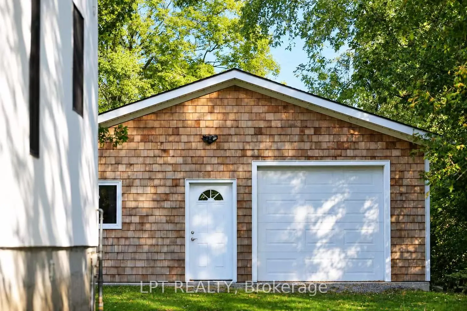 212 Cameron Crescent